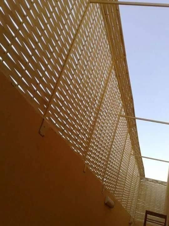 ساتر حديد مجدول بيج لتأمين الخصوصية بالارتدادات والممرات بمكة