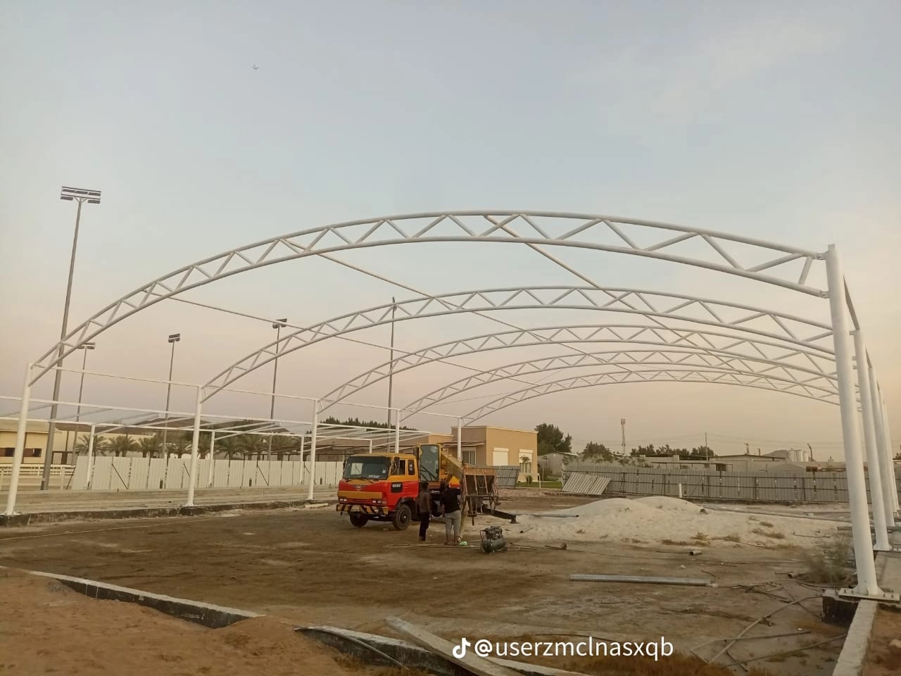 تركيب جمالونات وهياكل حديد مقوسة ضخمة لمظلات ملاعب المدارس بمكة