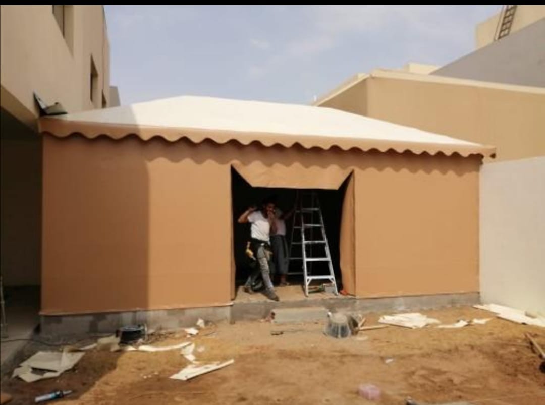 تشطيب وتجهيز خيمة ملكية خارجية معزولة في فناء منزل بمكة