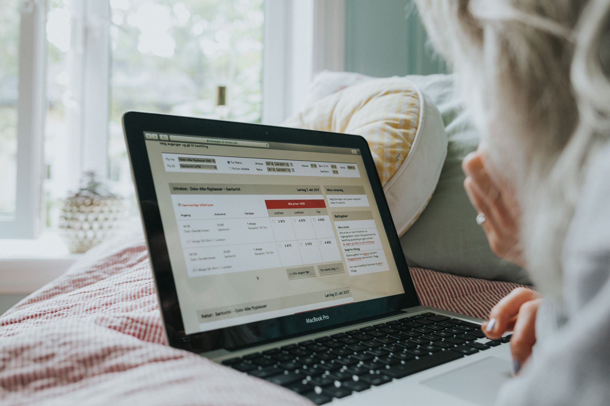 Person som bestiller biletter på Norwegian.com