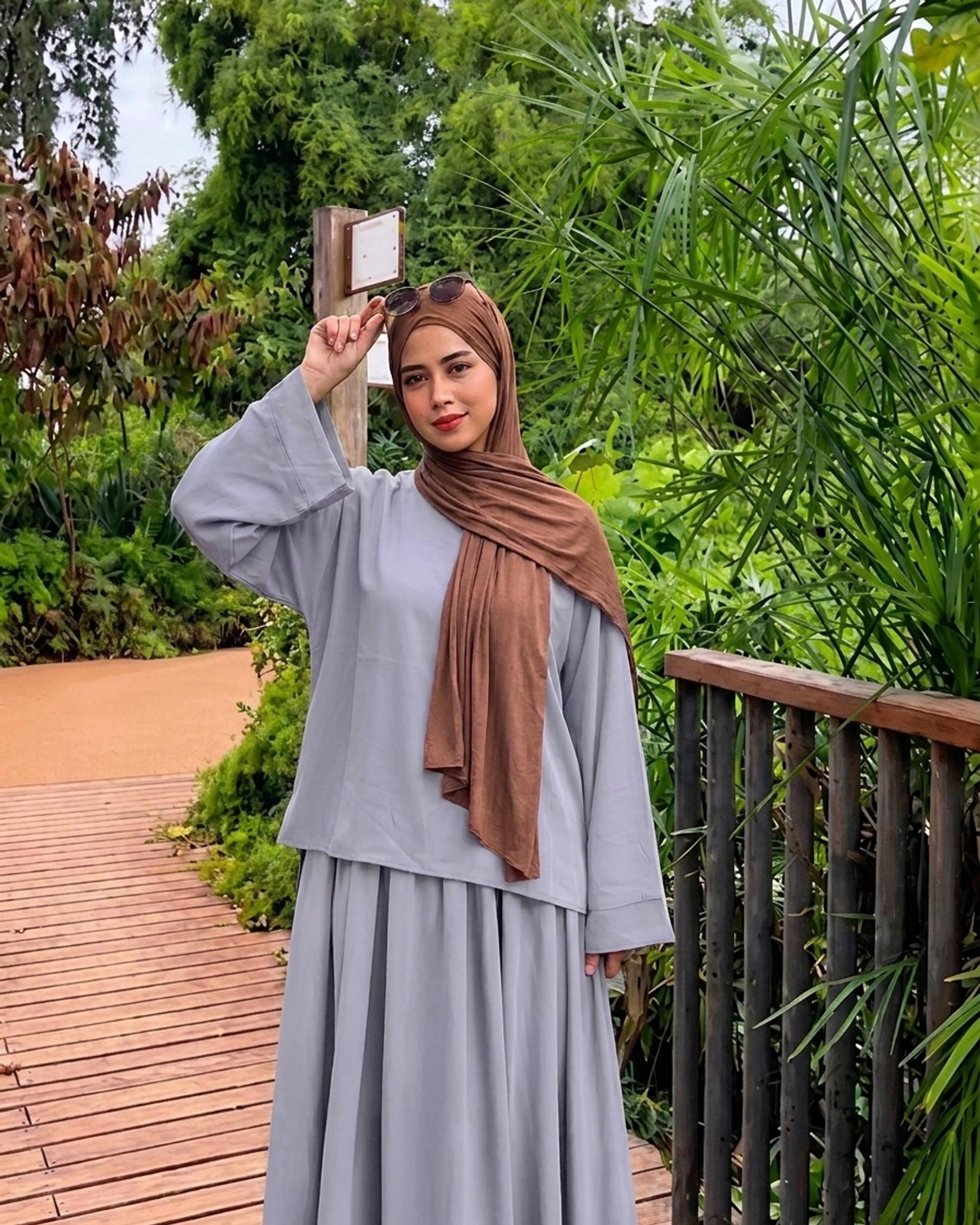 Lina ترتدي عباية لوسين