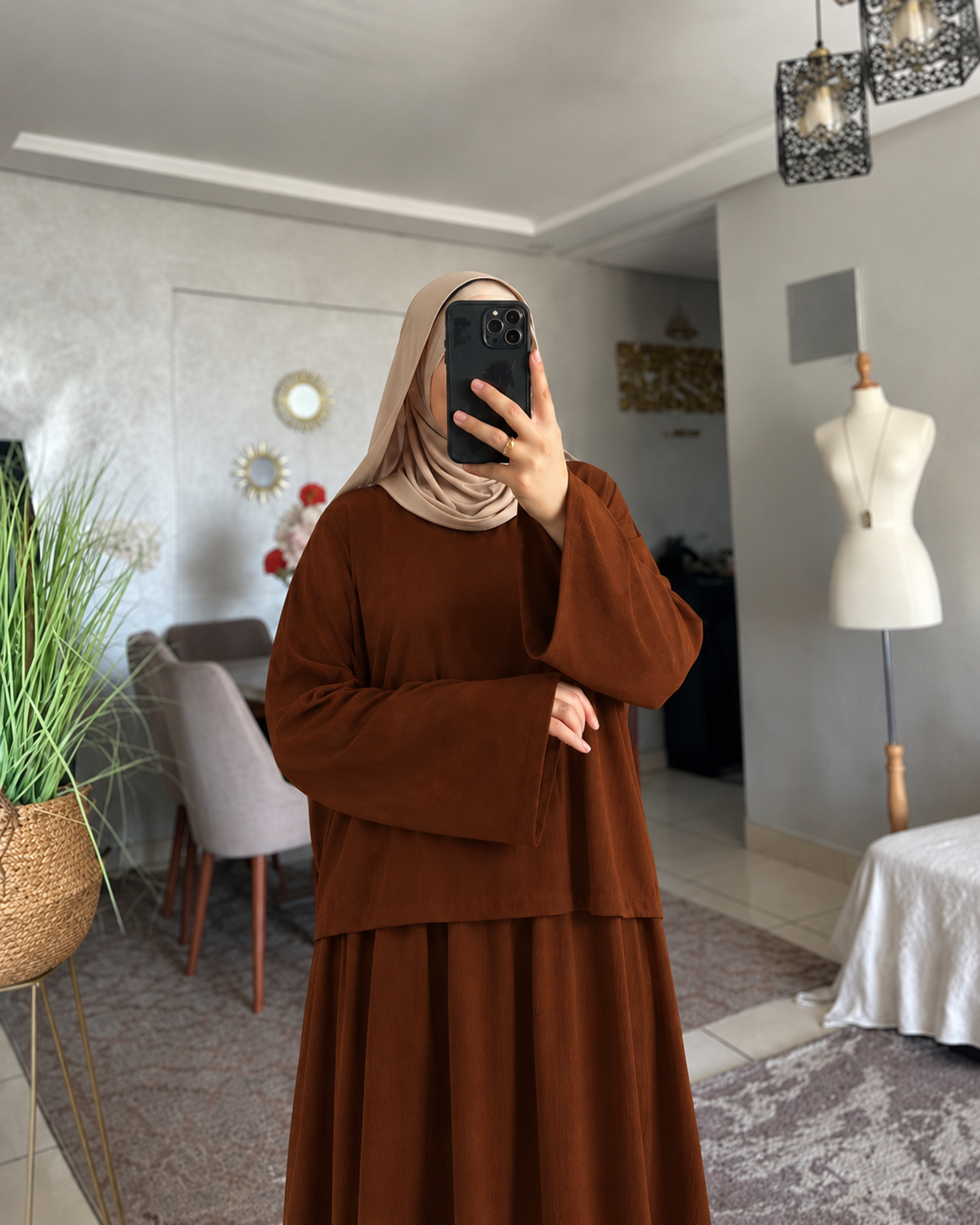 Meriem ترتدي عباية لوسين