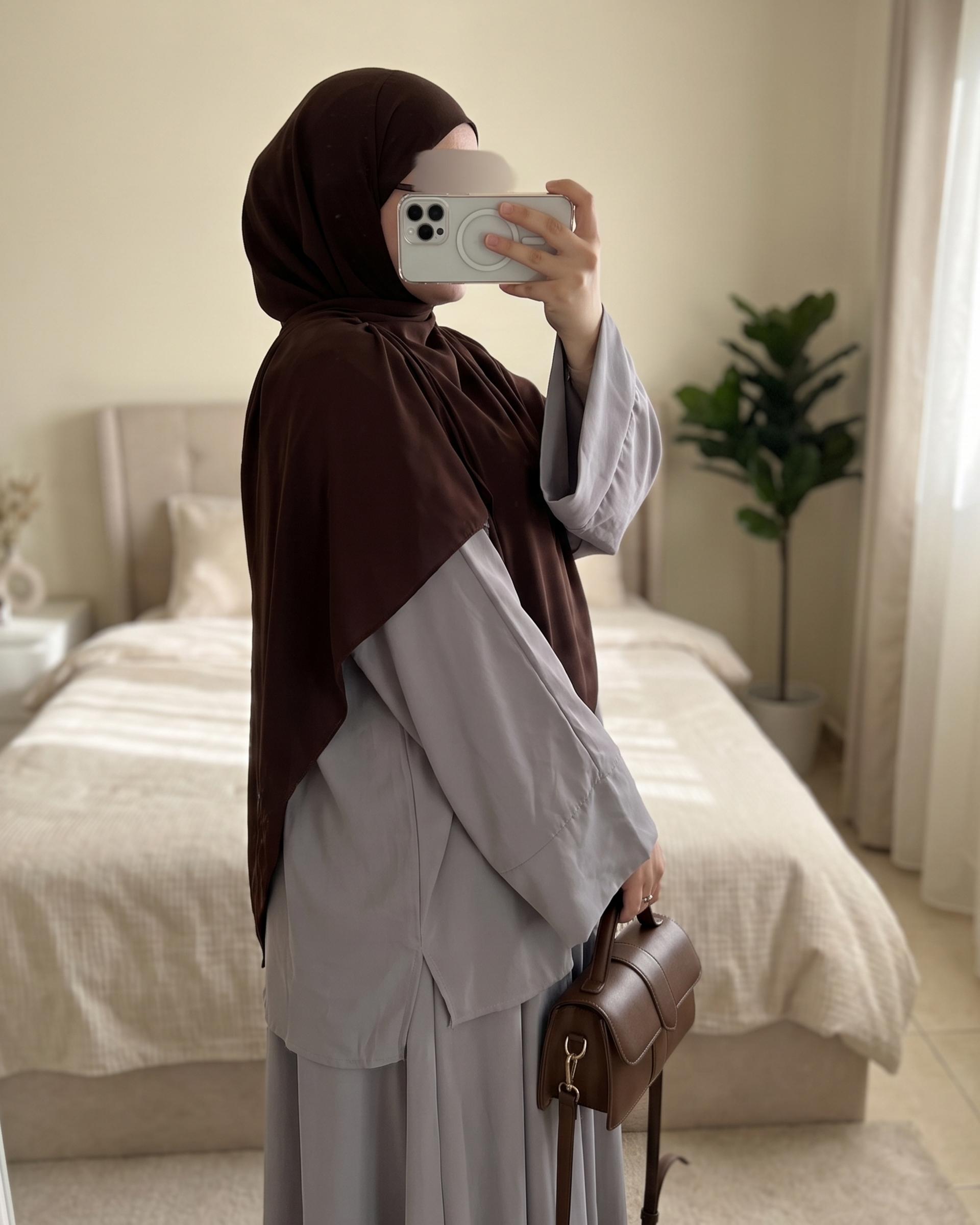 لمياء ترتدي عباية نجمة
