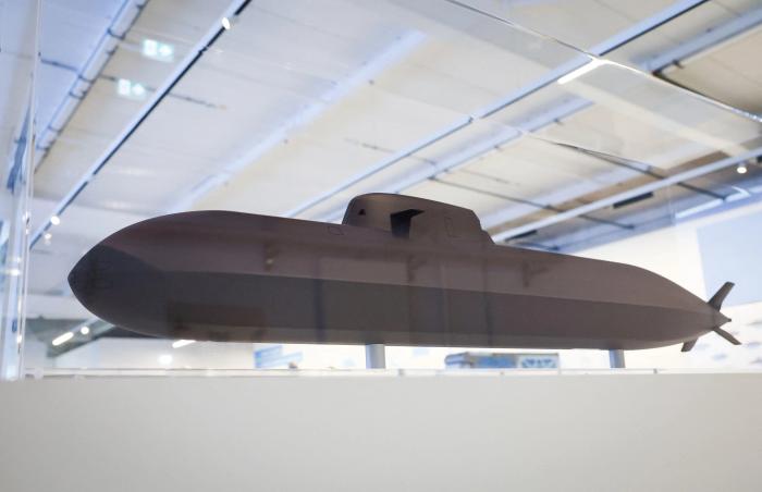 2S8NC81 Kiel, Germany. 20th Jan, 2025. A submarine model of the HDW Class 212CD series can be seen in the Oceanworld visitor center at the shipyard of Thyssenkrupp Marine Systems (TKMS)