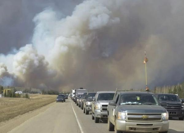 A line of cars behind Kitty Cochrane's car as the family evacuated Fort McMurray in 2016.