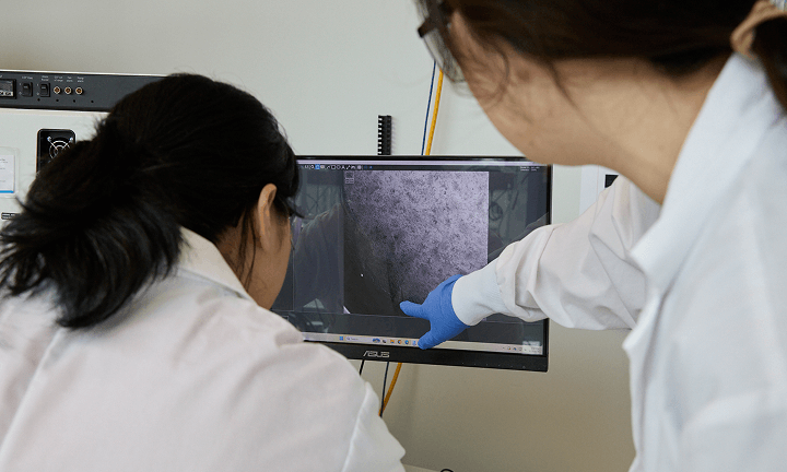 Two scientists looking at a monitor in the lab.