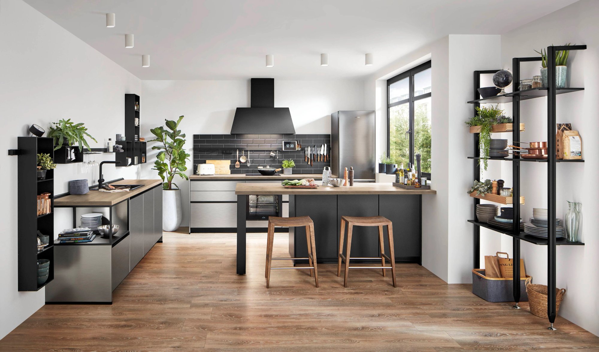 Nobilia Inox 216 keuken met geborsteld rvs-fronten, antraciet bovenkast en eiken aanrechtblad
