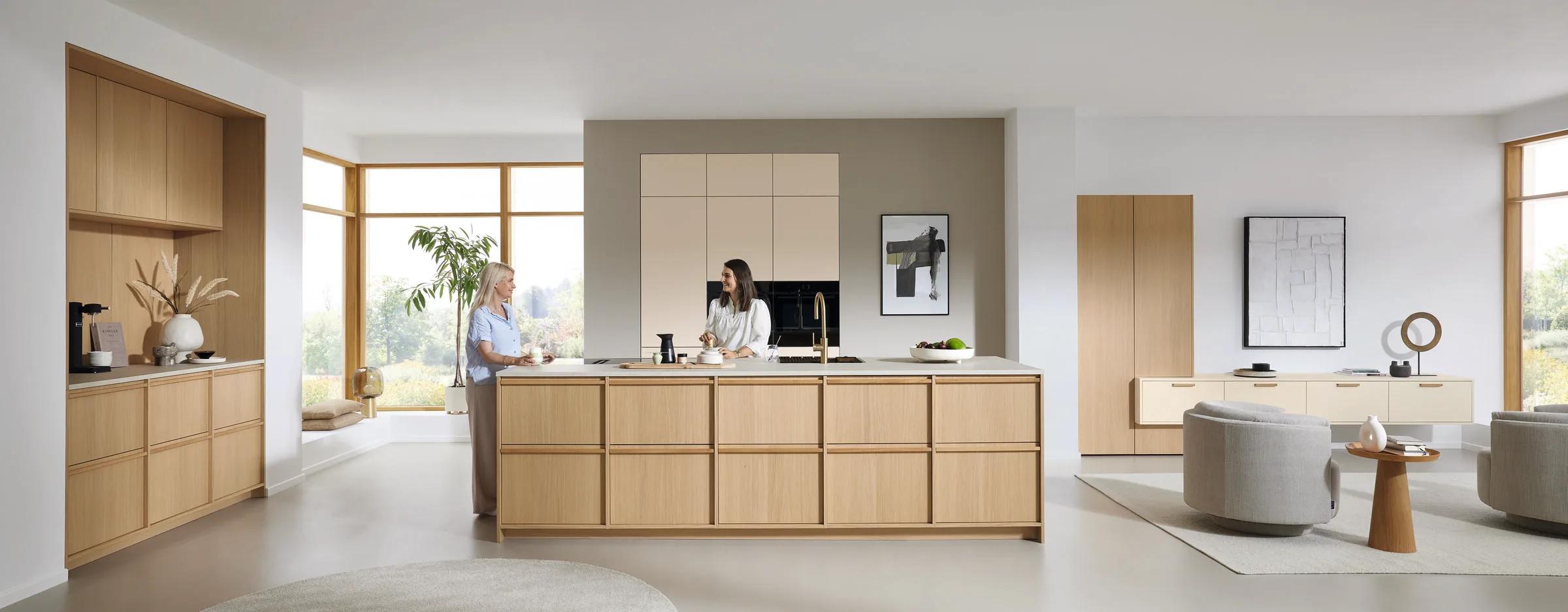 Ballerina Resopal Pro 32011 Primewood Top 3526 keuken met warm licht eiken eiland en kastenwand met saliegroen aanrechtblad