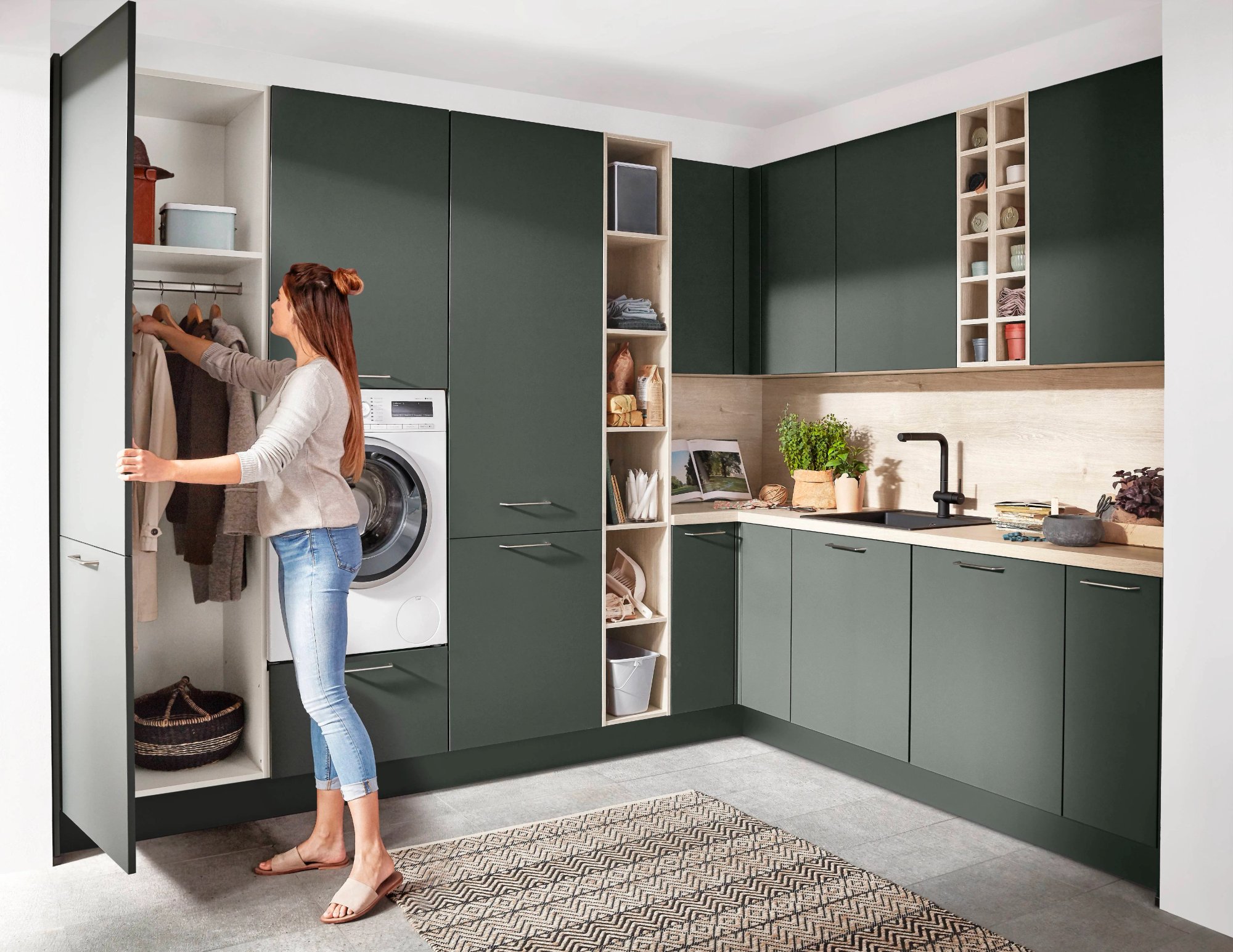 Nobilia Easytouch 964 greeploze keuken in diep bosgroen met licht houten werkblad en open schappen