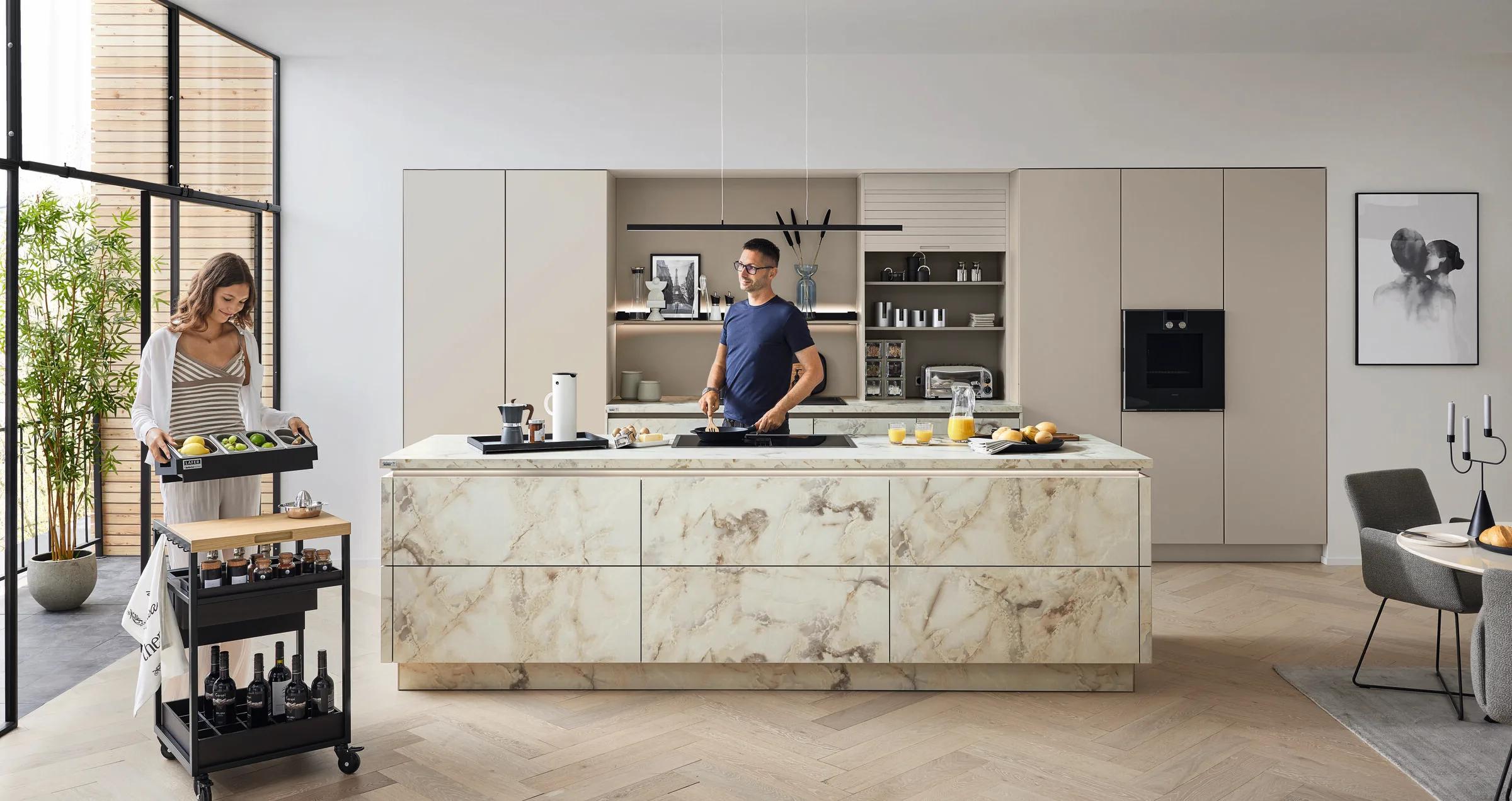 Ballerina HPL Pro 3011 Smart M 4686 eilandkeuken met marmerlook HPL eilandfronten en warmgrijze matte kasten