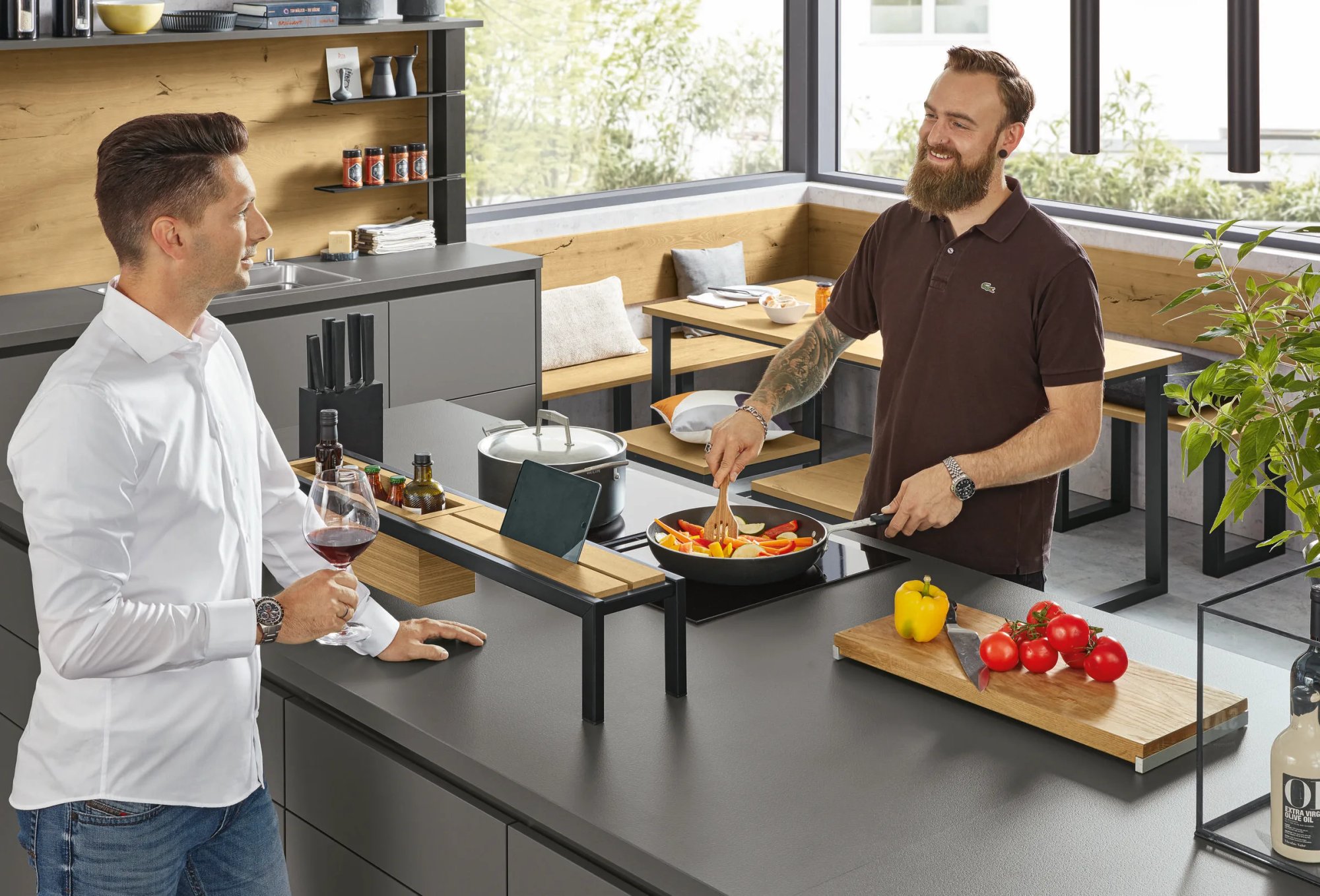 Ballerina Pur 2661 Montana 7770 keuken met diep antraciet fronten en warm eiken accenten