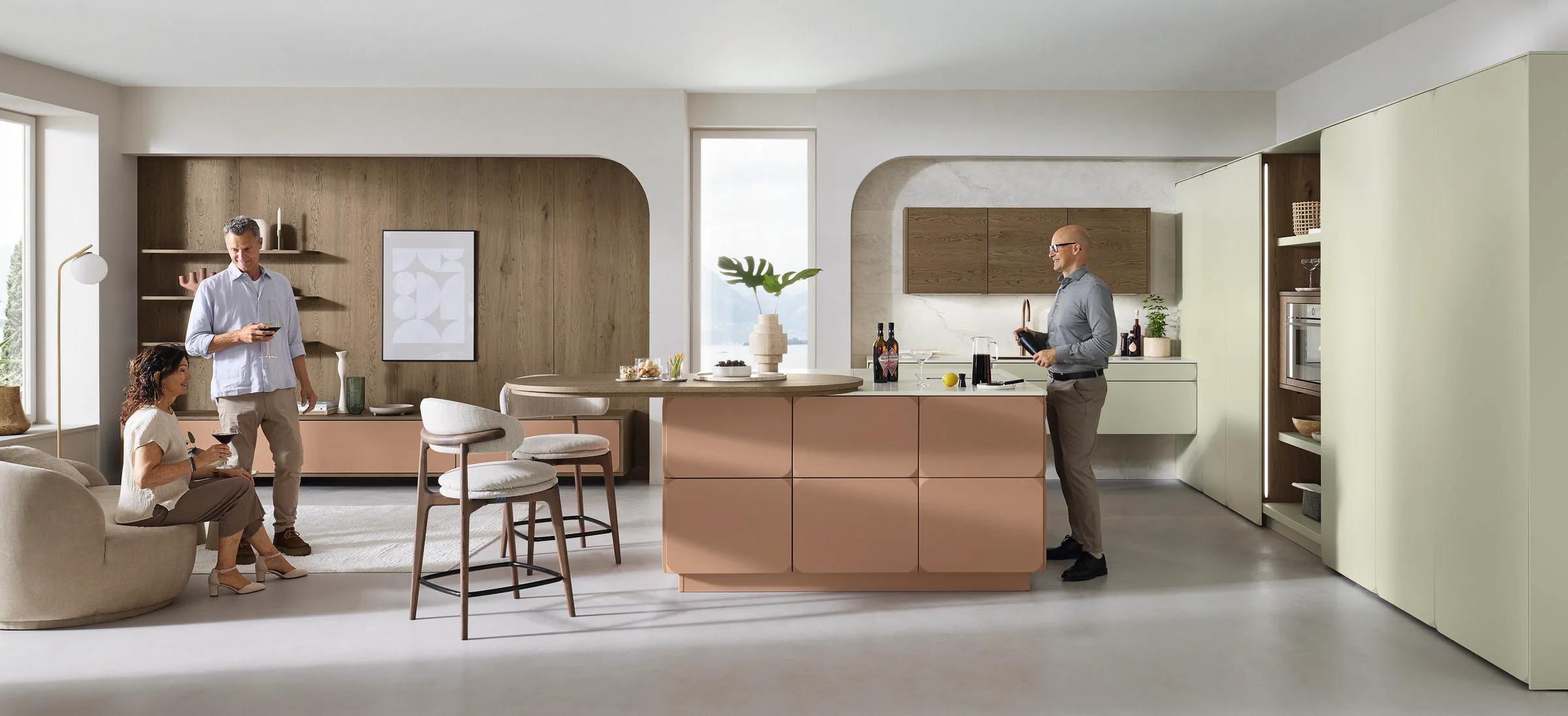 Ballerina Facetta M 69099 Munich 60121 open keuken met terracotta roze eiland, saliegroen hoge kasten en warm eiken wandpaneel