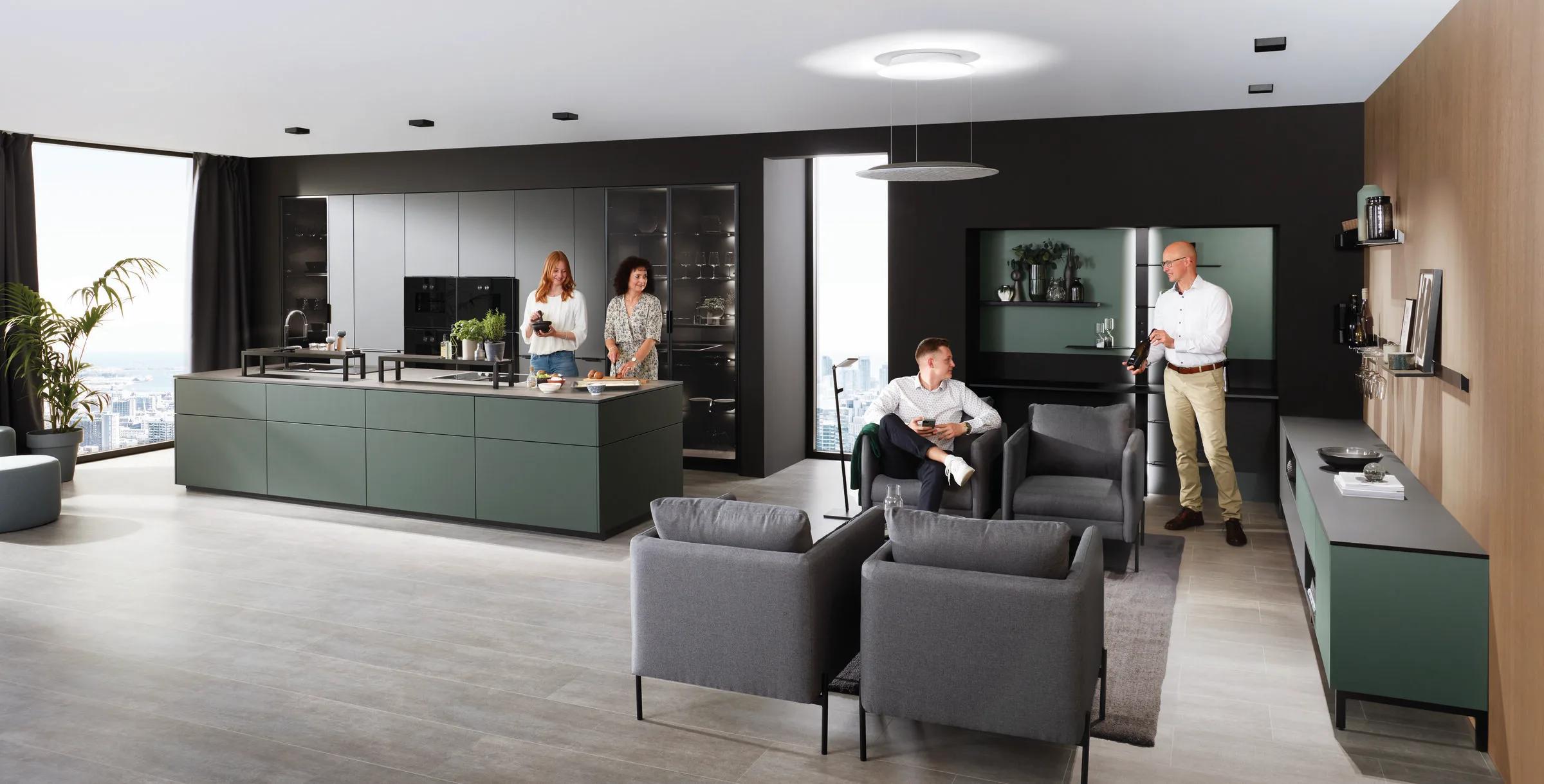 Ballerina Arte B 3391 in Resopal Pro 31006 bosgroen, greeploze eilandkeuken in open woonruimte