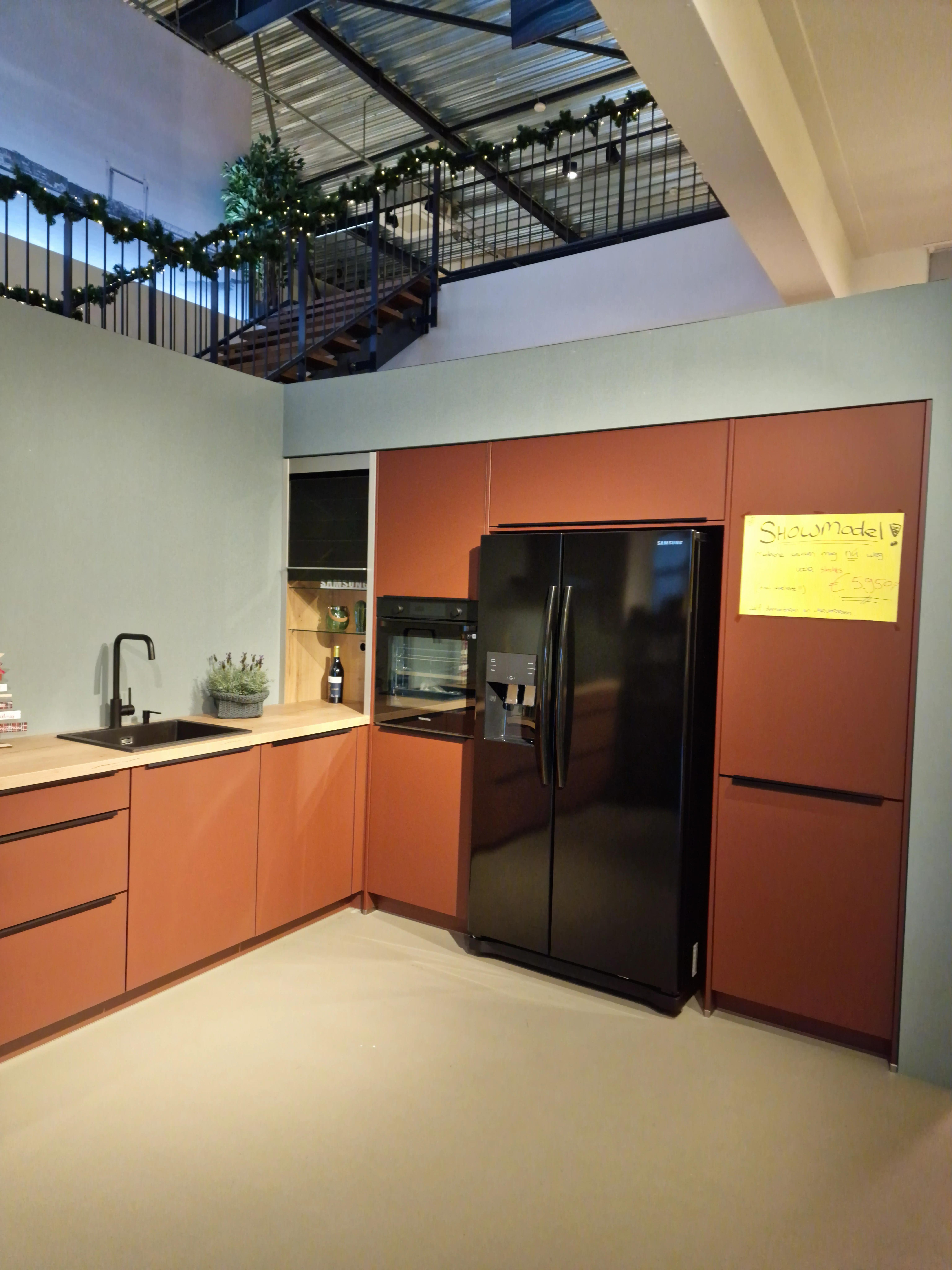 Moderne mat roestrode keuken met houtaccenten