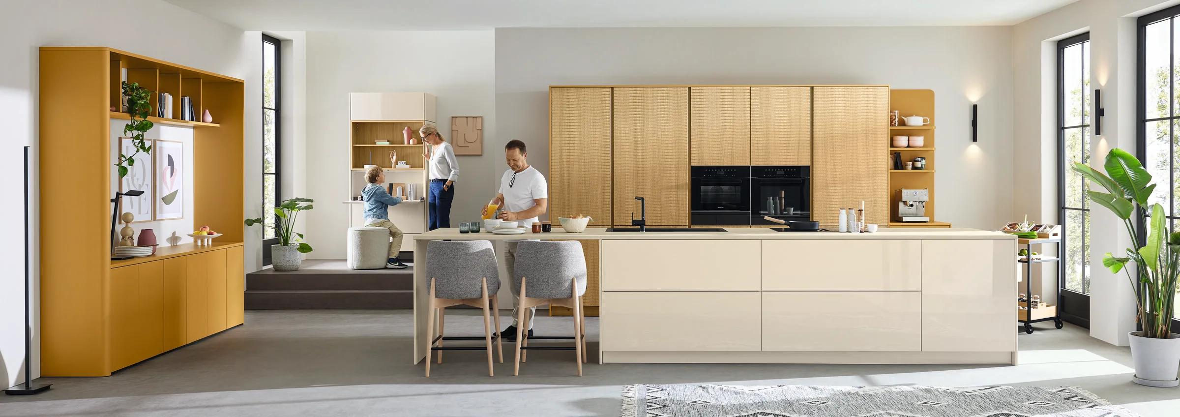 Ballerina Smart M 4641 eilandkeuken in crème met warme eiken kasten en okergele accentkast