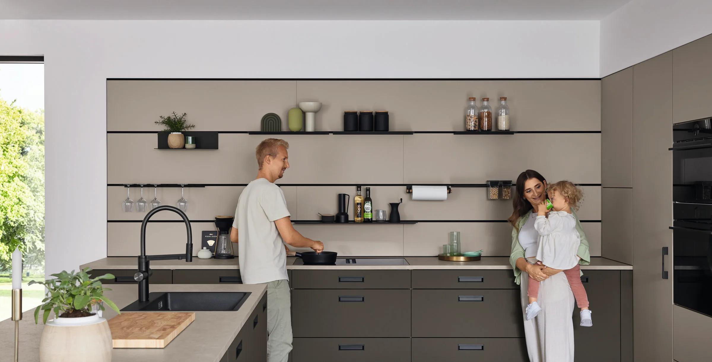Greeploze eilandkeuken Ballerina Resopal Pro 35046 Top 1776 in olijfgroen en greige met zwarte details