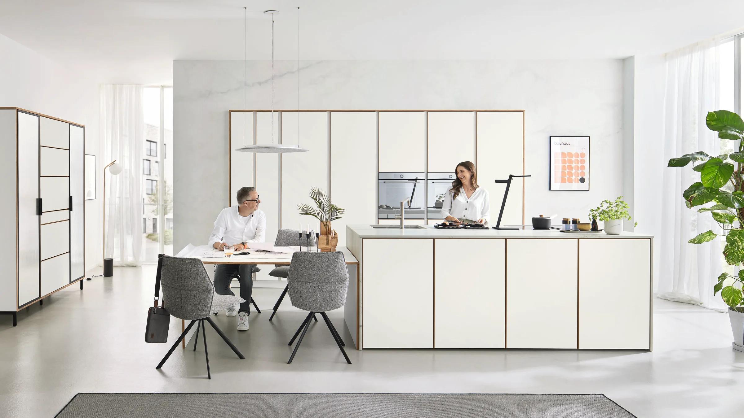 Ballerina Multiplex 6580 roomwitte matte eilandkeuken met zichtbare eiken multiplex randen en marmer wandpaneel