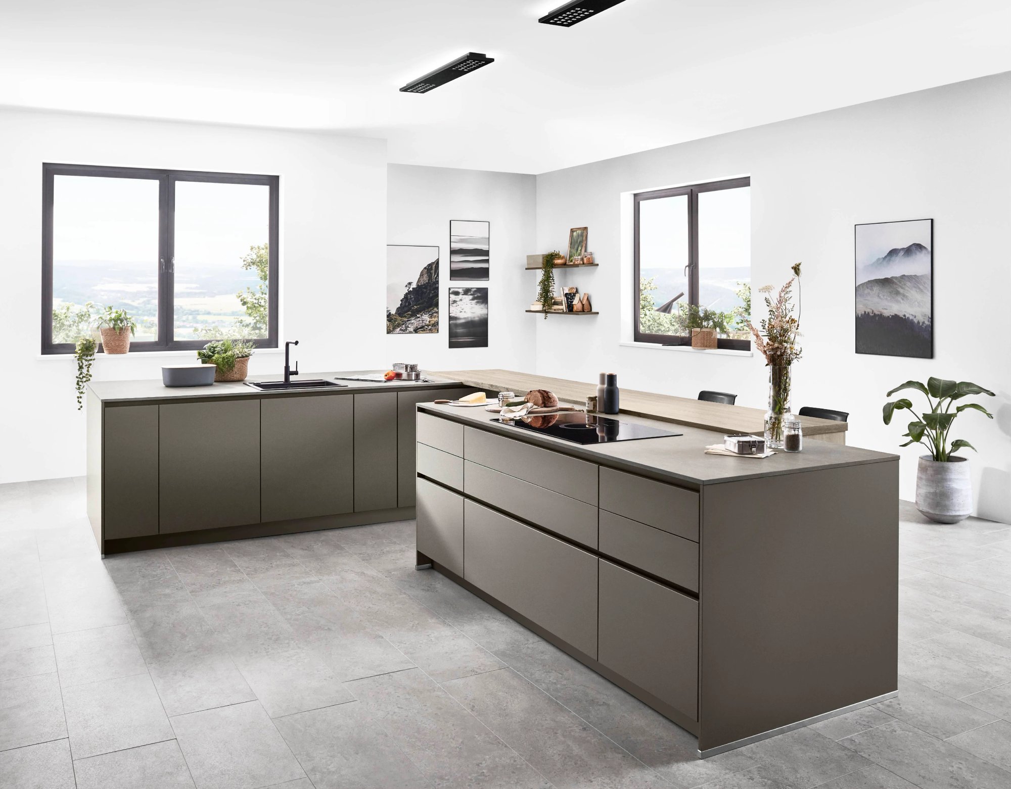 Nobilia Riva 843 keuken in olijfgroen mat met lichte eikenhoutlook hoge kasten en groot kookeiland