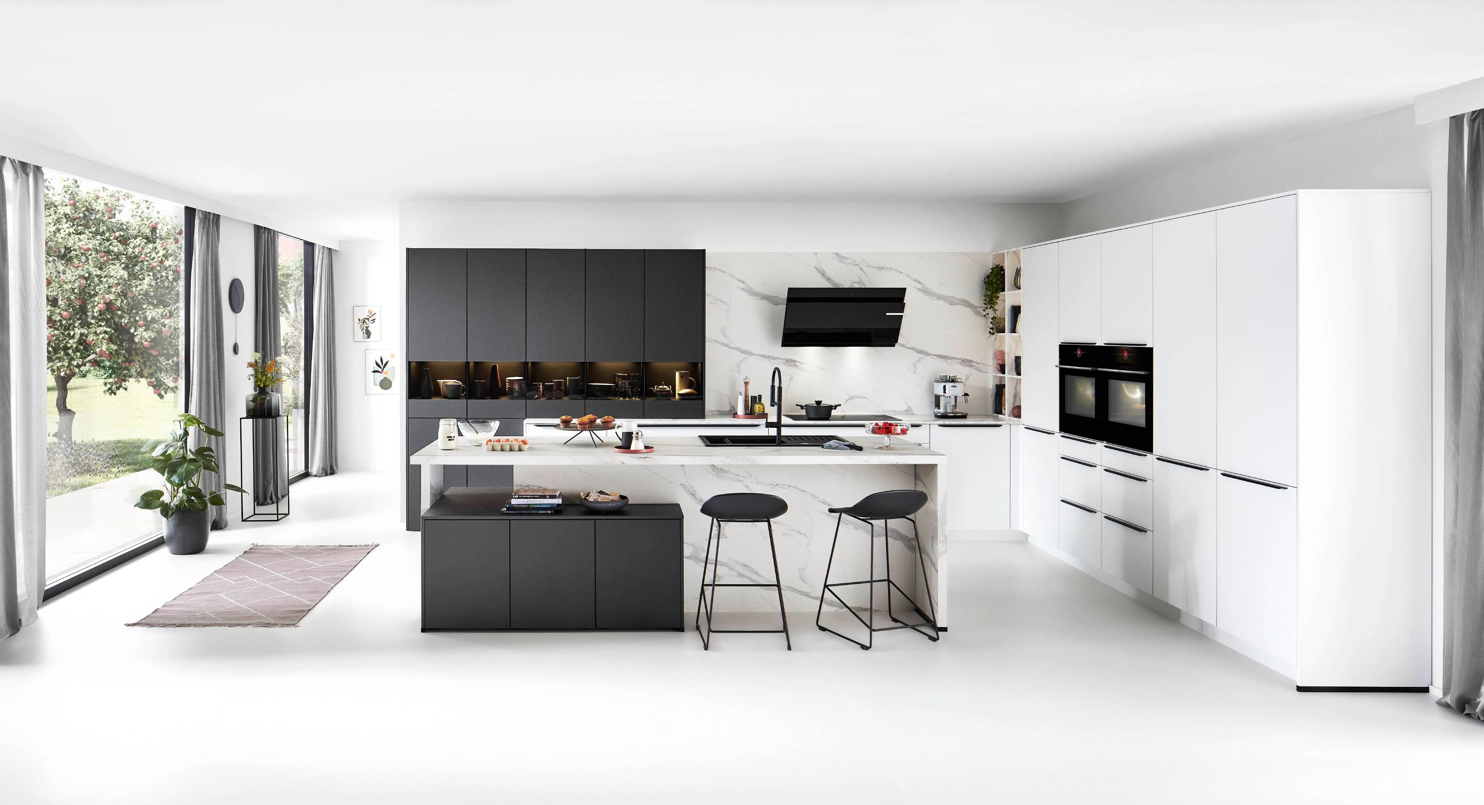 Nobilia Easytouch 968 greeploze eilandkeuken in grafiet en wit met Calacatta marmerlook werkblad