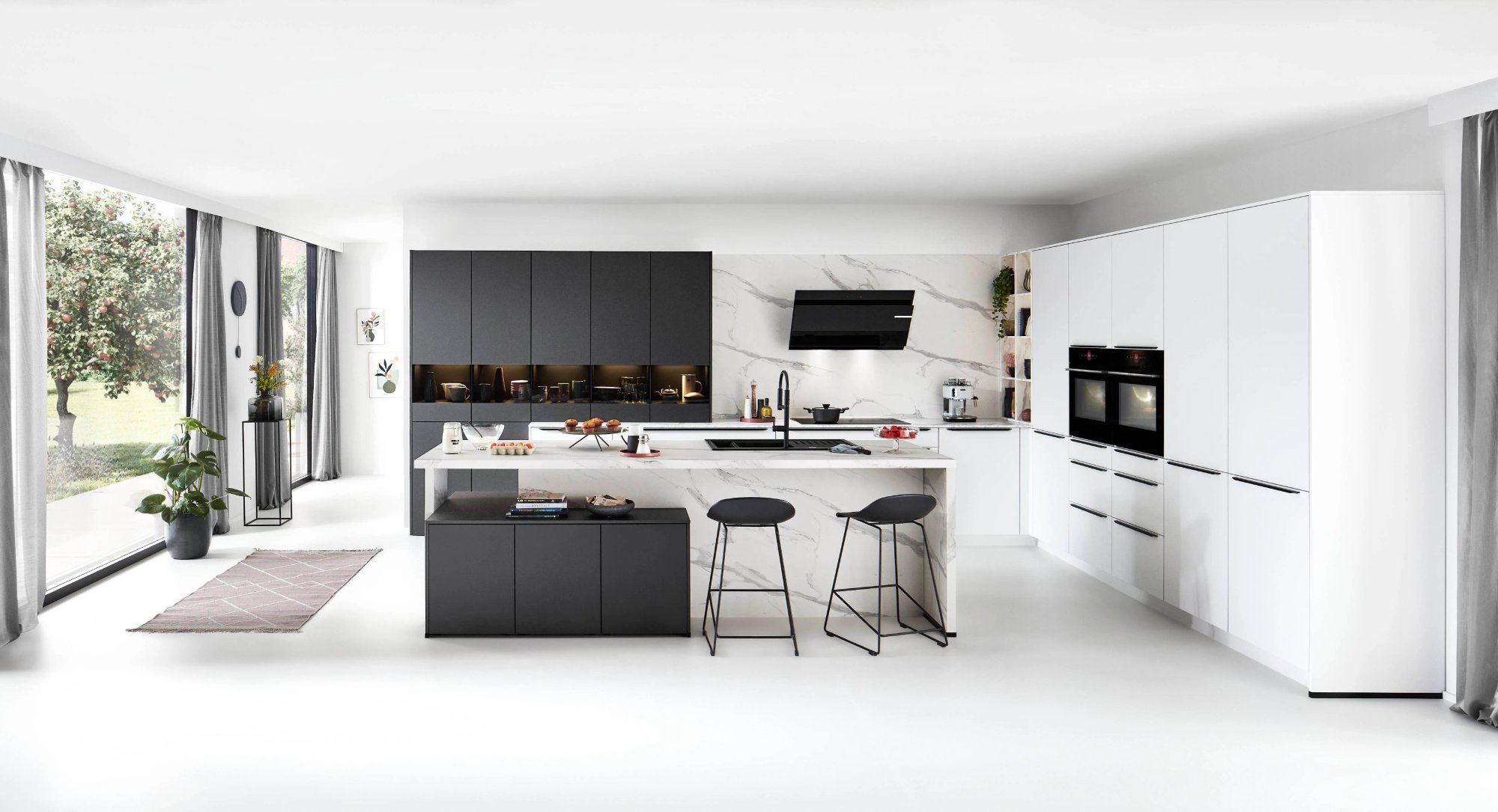 Nobilia Easytouch 968 greeploze eilandkeuken in grafiet en wit met Calacatta marmerlook werkblad