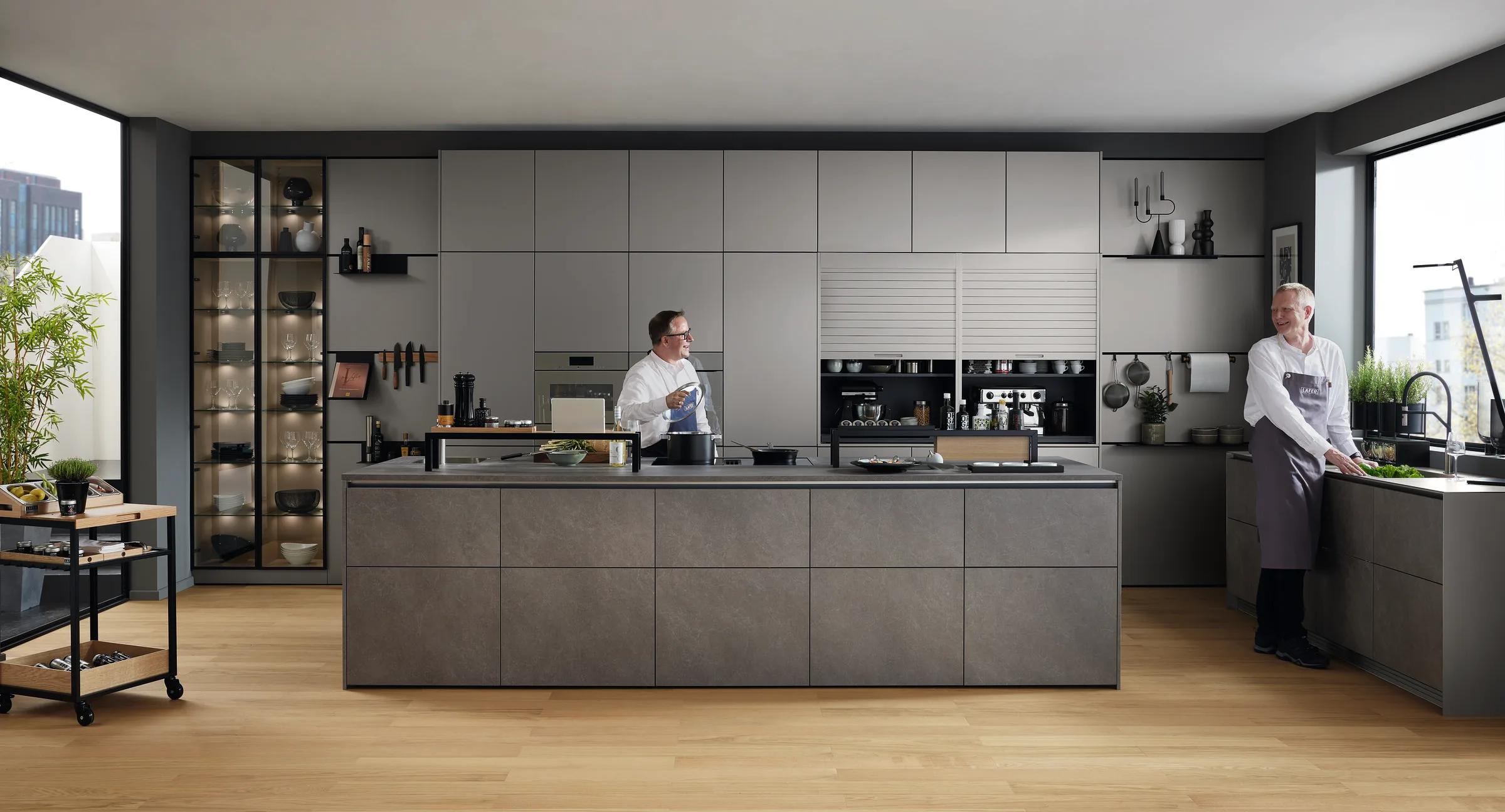 Ballerina Top 1766 Smart M 4681, ruime eilandkeuken met antracietgrijze greeploze fronten en donker steenachtig werkblad