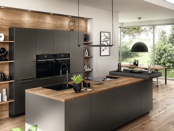 Nobilia Artis 937 moderne eilandkeuken in diep saliegroen met warm eiken werkblad