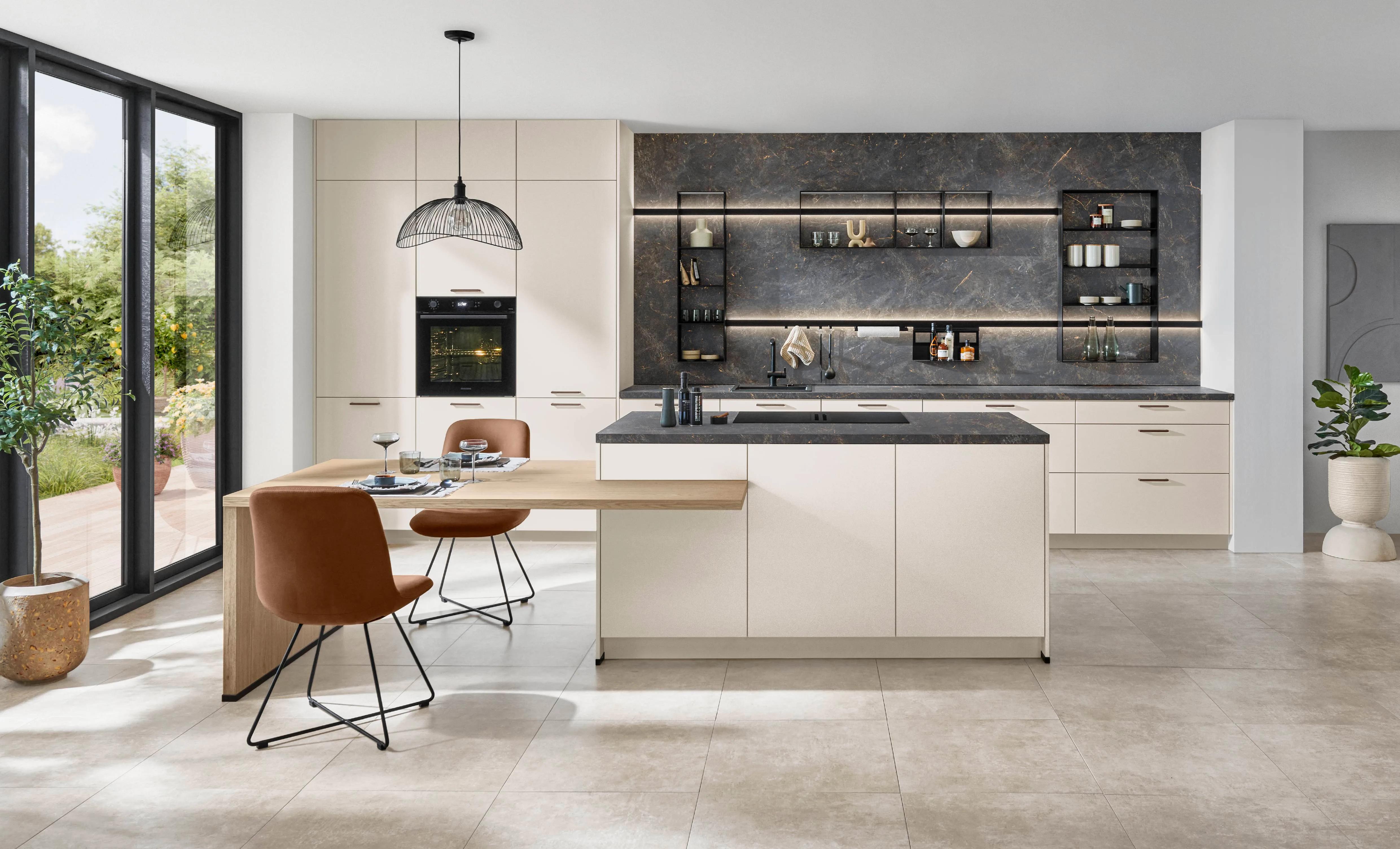 Nobilia Softline 510 keuken met crème matte fronten, donker marmeren werkblad en kookeiland met eiken tafelverlengstuk