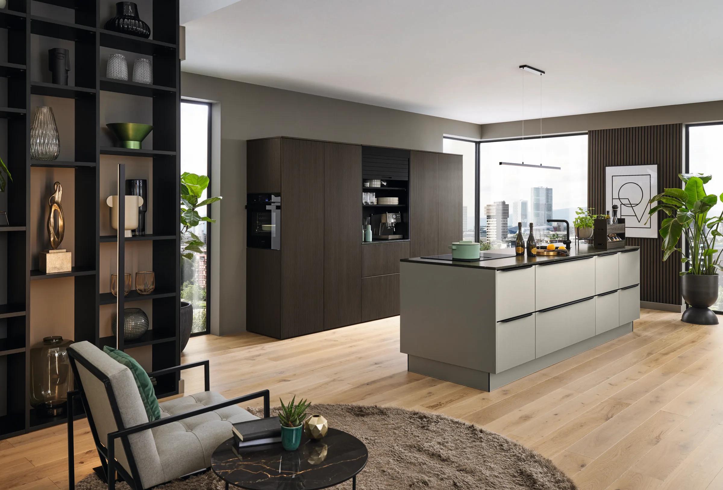 Ballerina Talea 8070 Smart M 4681 keuken met mat olijfgroen eiland, antraciet houtdecor kastenwand en stadsuitzicht