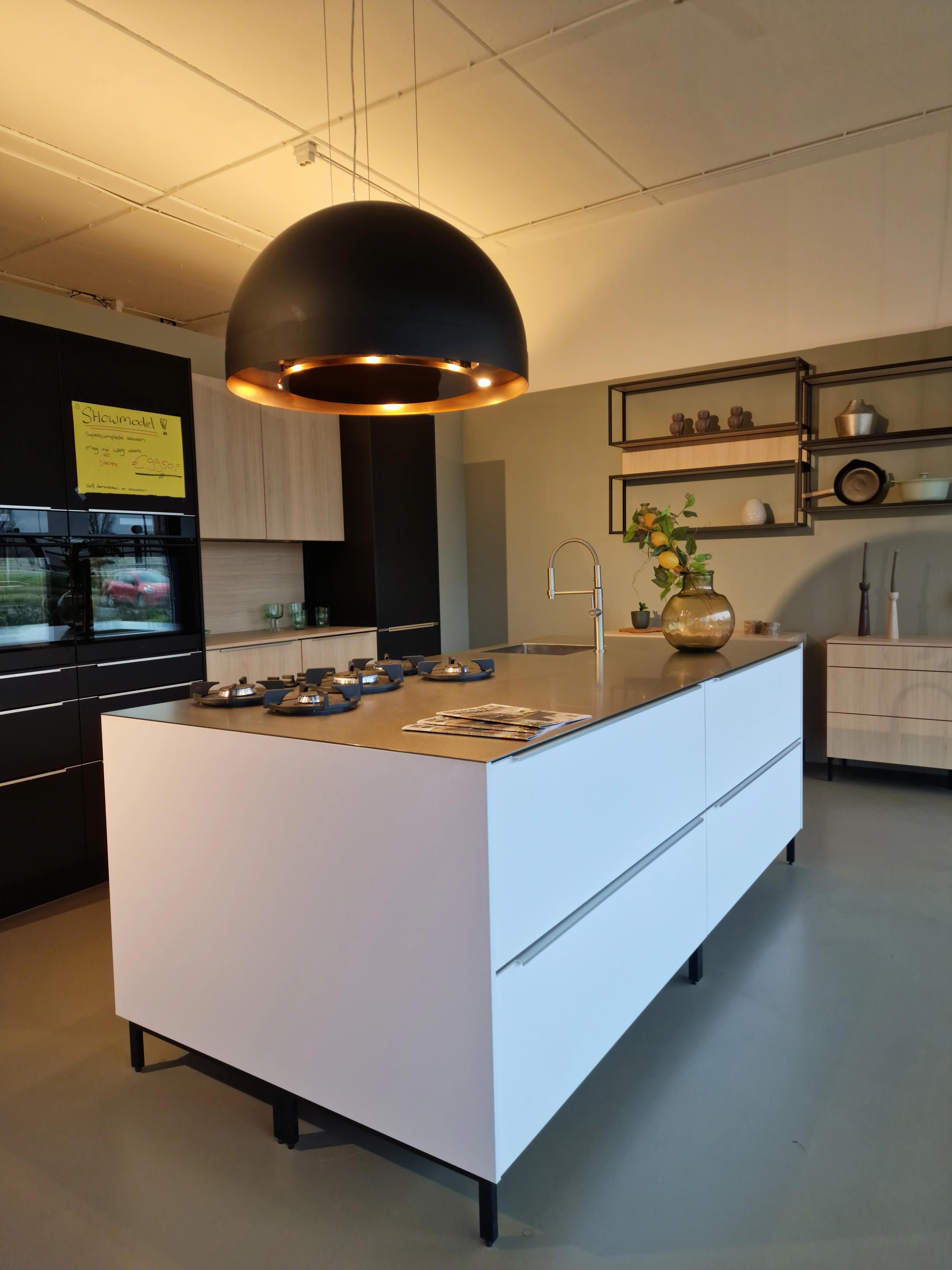 Showroomkeuken kookeiland RVS blad Fenix Wave afzuigkap