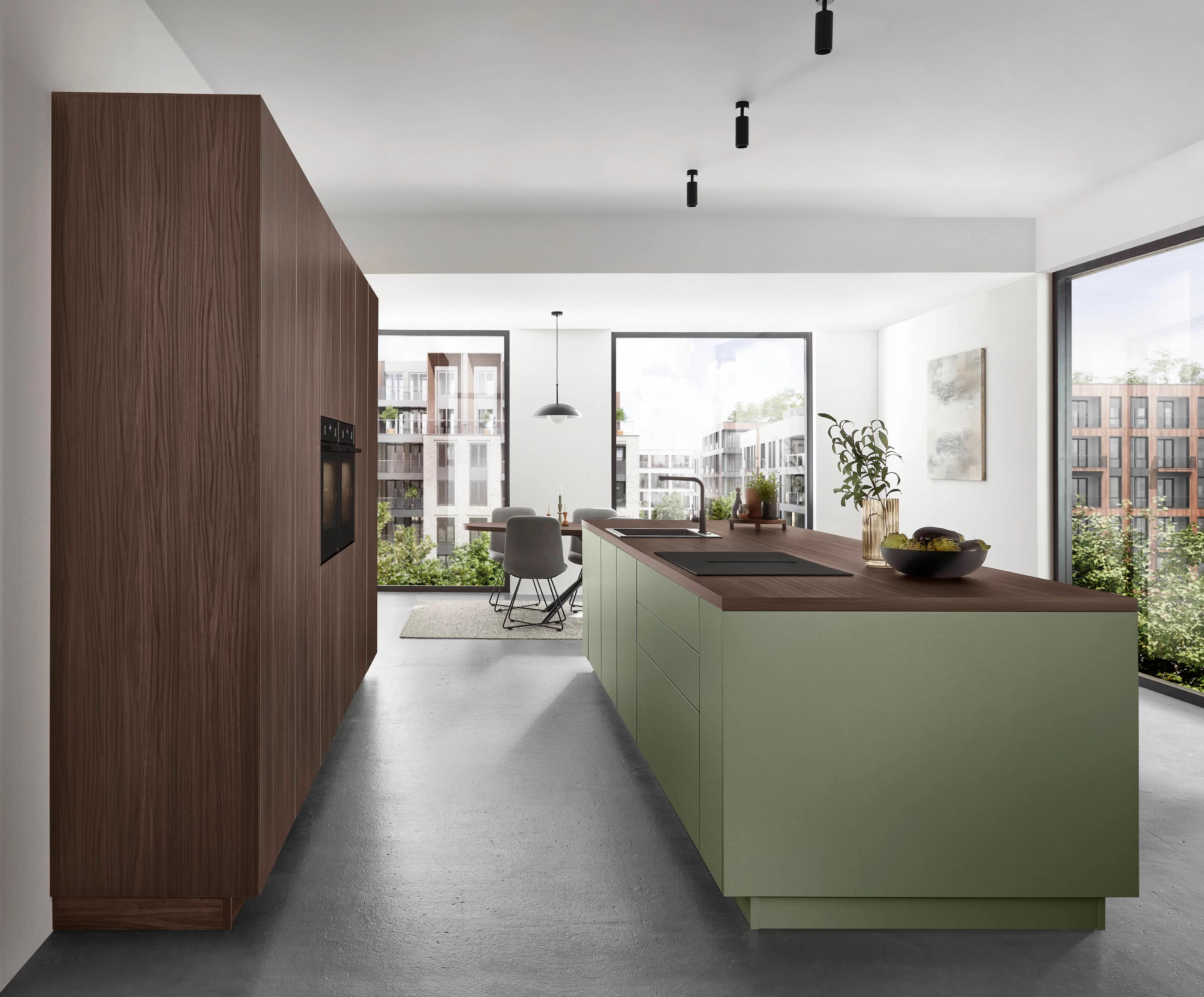 Nobilia Senso 495 eilandkeuken met mat saliegroen fronten en donker walnoot kastenwand