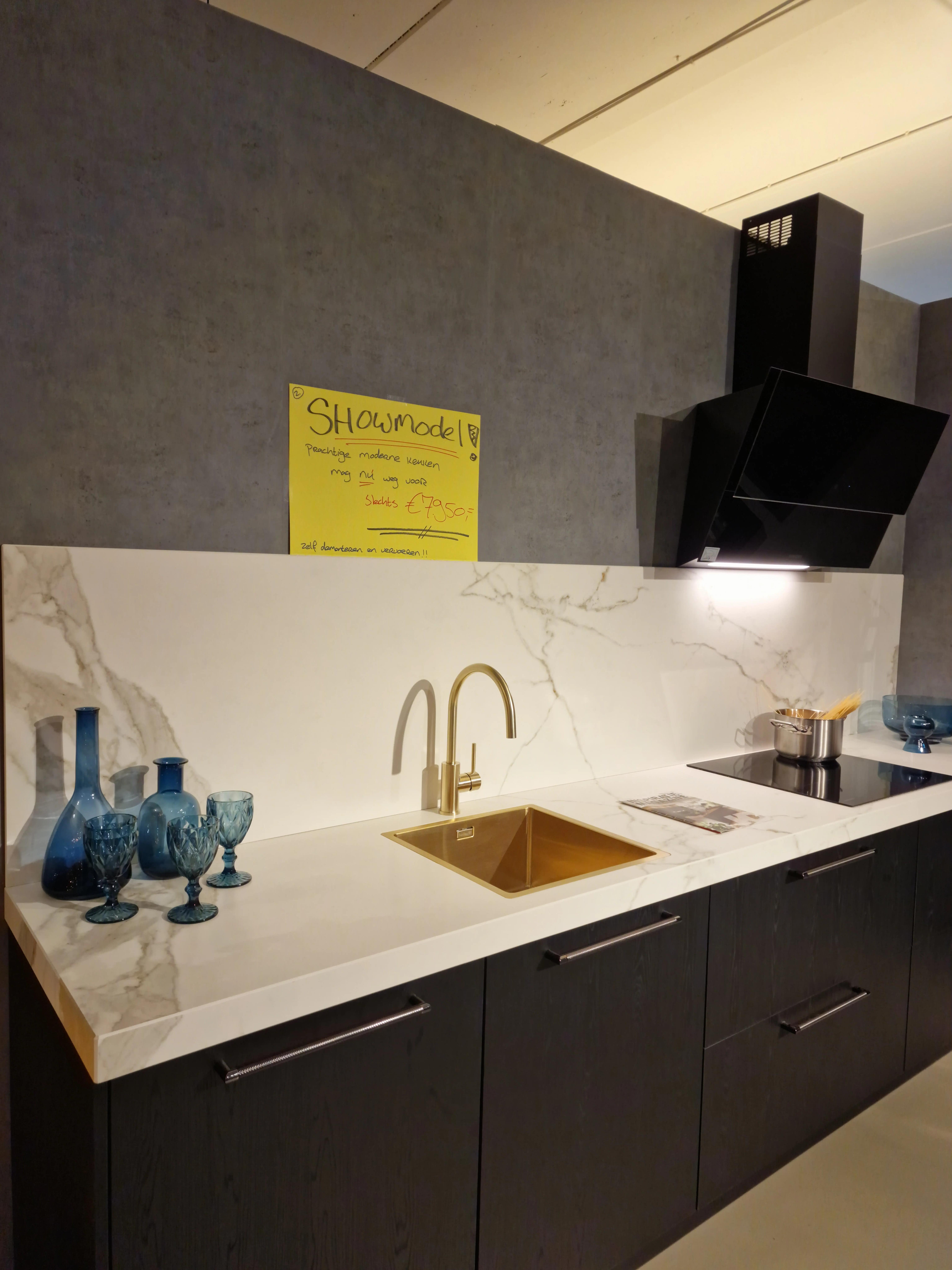 Prachtige keuken zwart houtstructuur keramiek blad