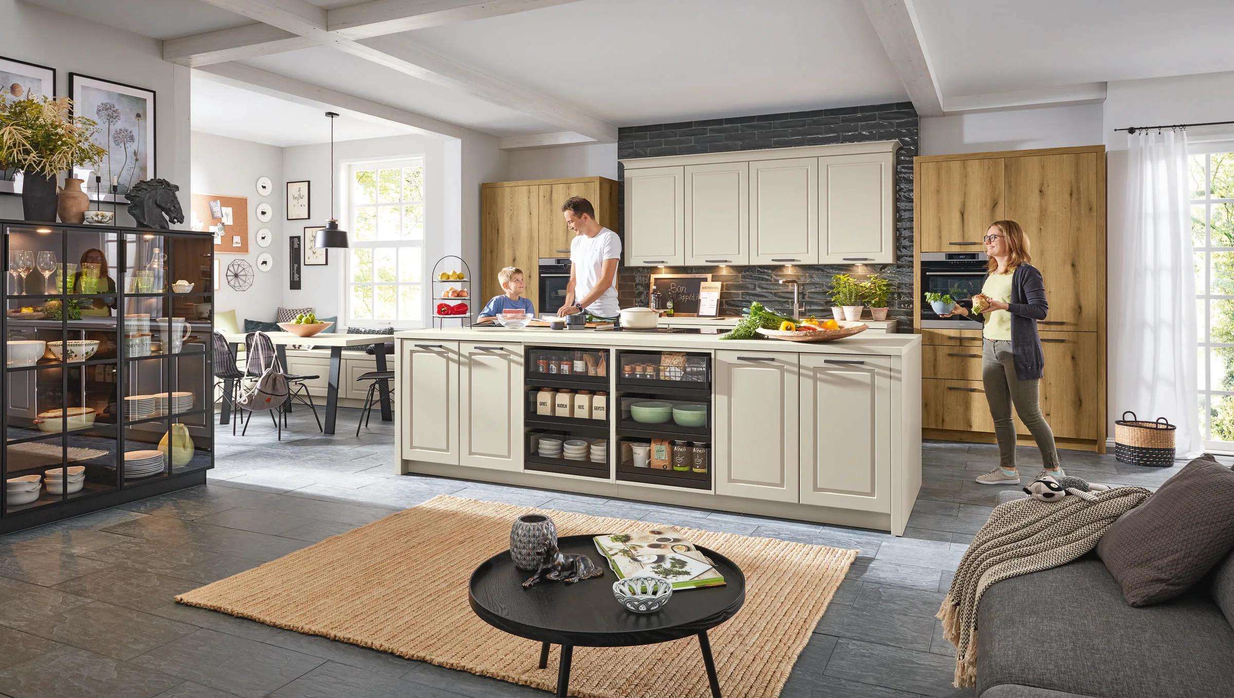 Ballerina Sofie B Top 1606 klassieke familiekeuken met saliegroen kader-fronten en warm eiken hoge kasten