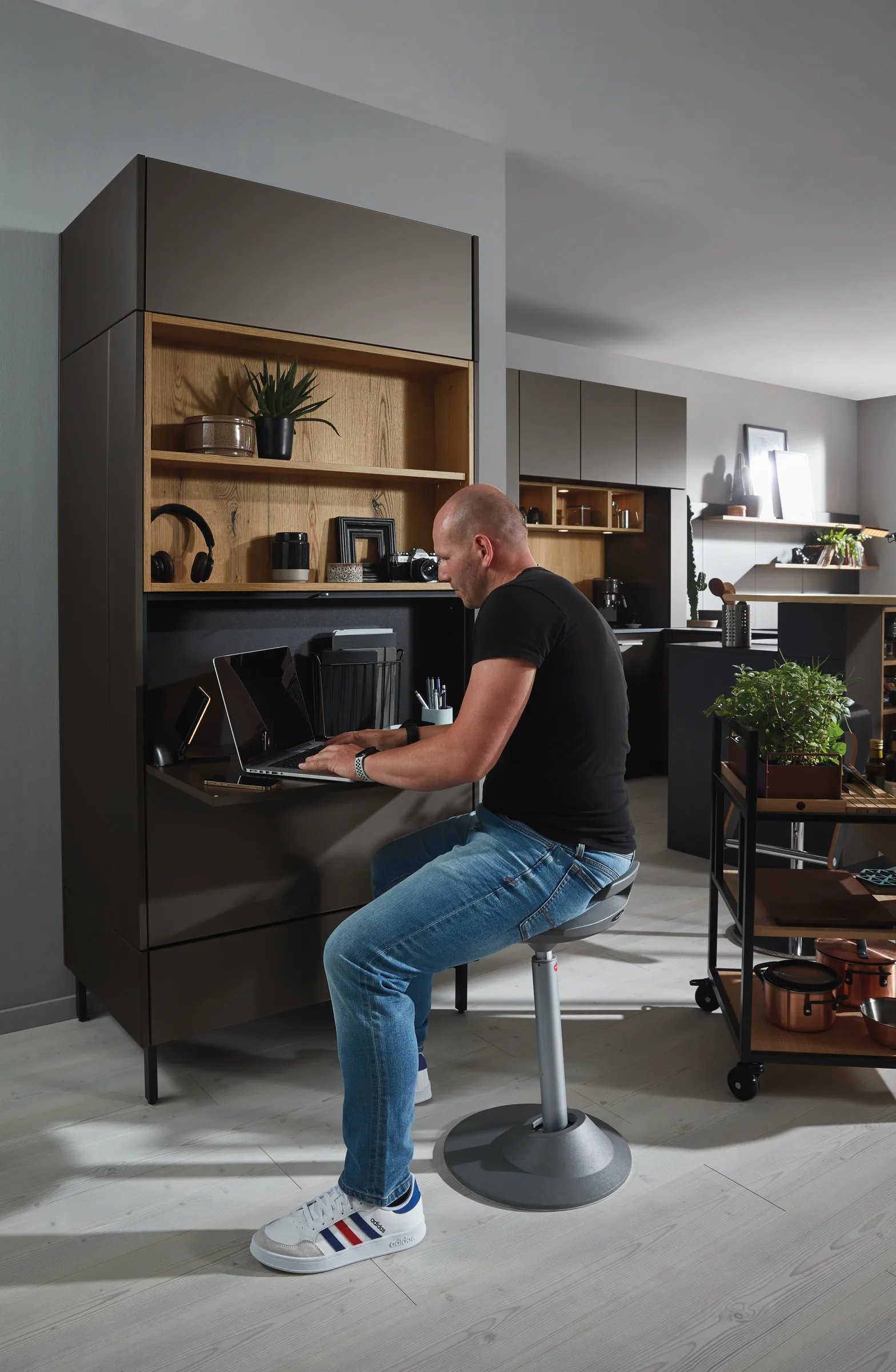 Ballerina Smart M 4641 keuken in donker antraciet met ingebouwde thuiswerkplek en uitklapsecretaire