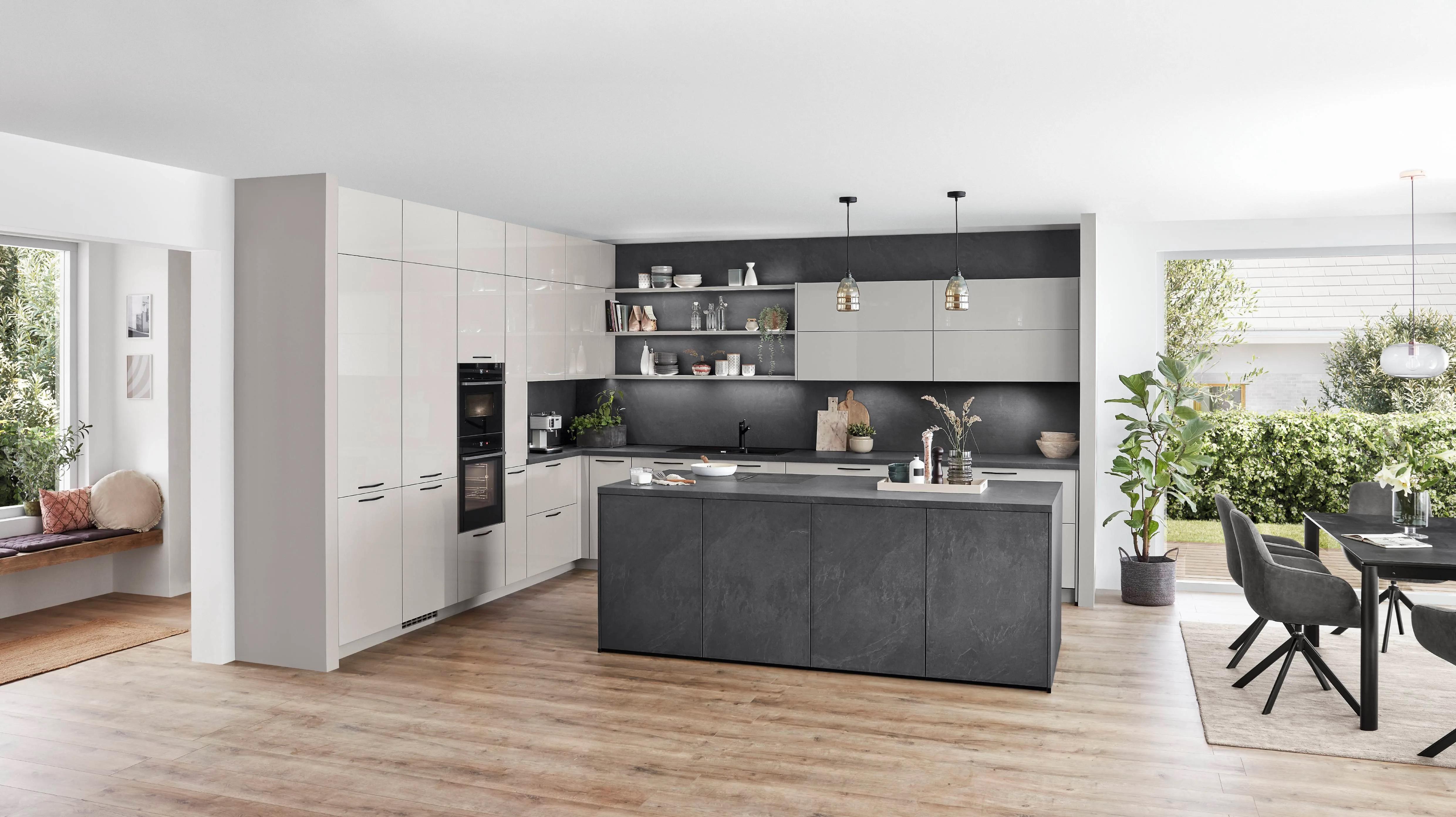 Nobilia Novalux 519 keuken met hoogglanzende cashmere fronten en antraciet leisteen eiland