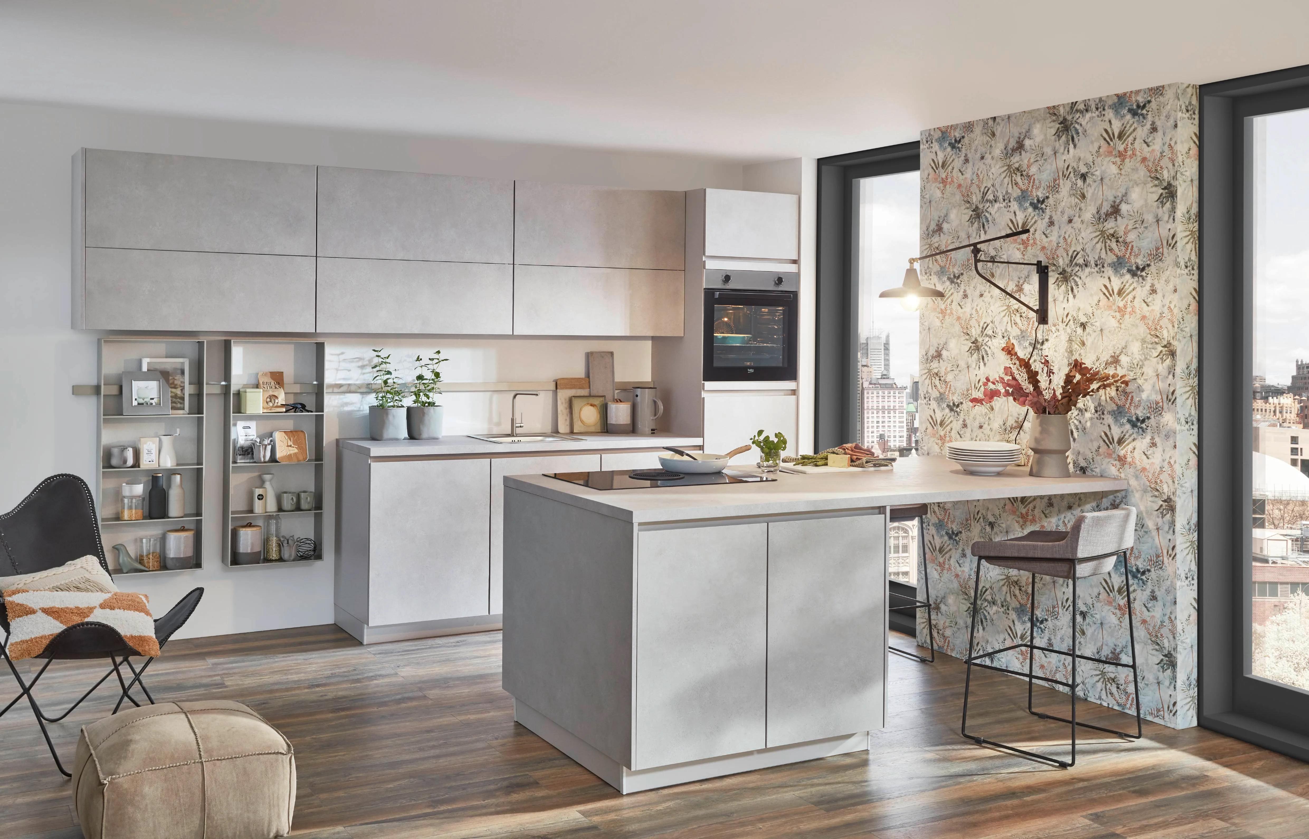 Nobilia Riva 842 keuken met betonlook fronten, kookeiland en botanische wandbekleding