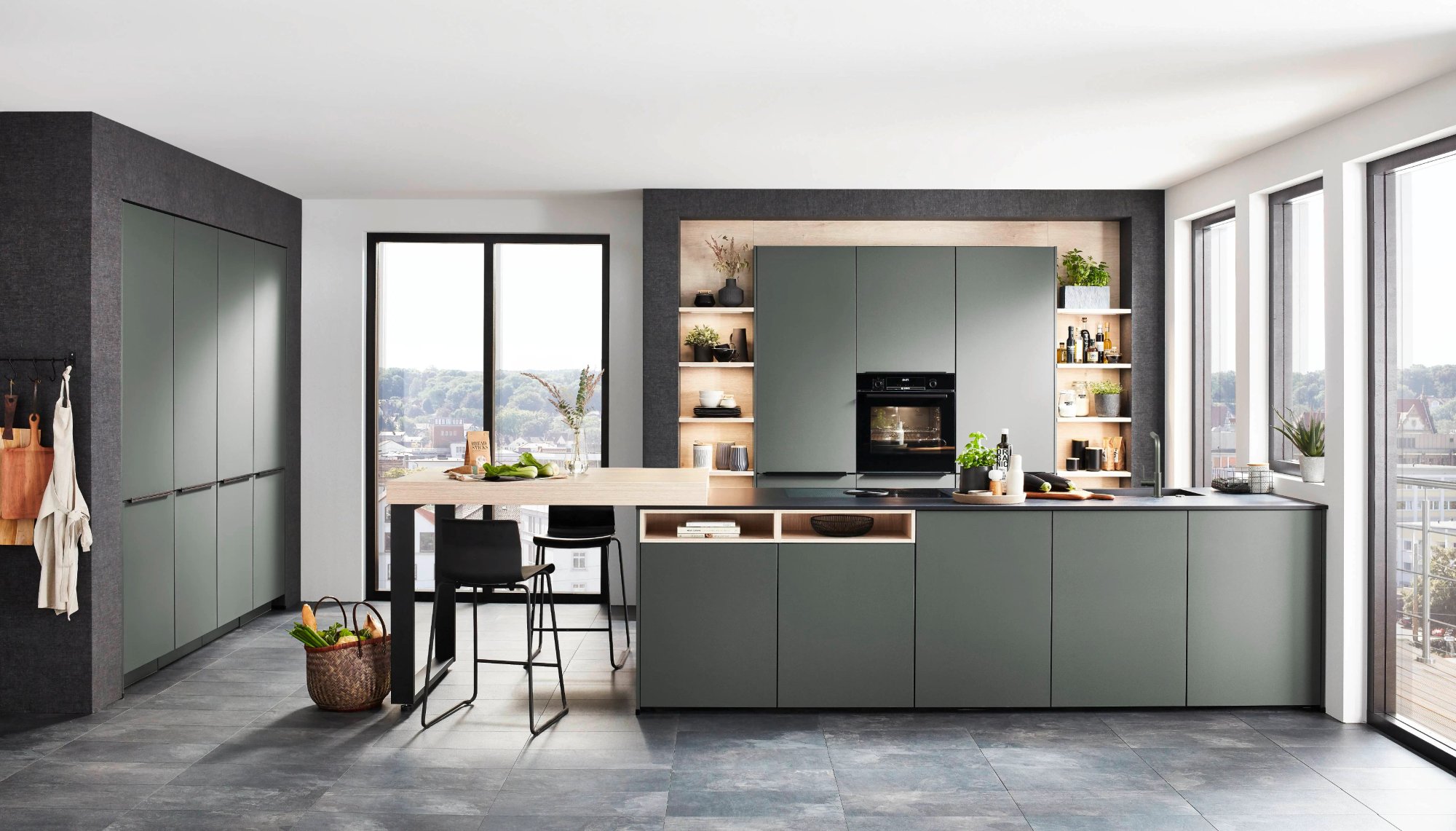 Nobilia Easytouch 694 moderne greeploze keuken in saliegroen met kookeiland en licht houten werkblad