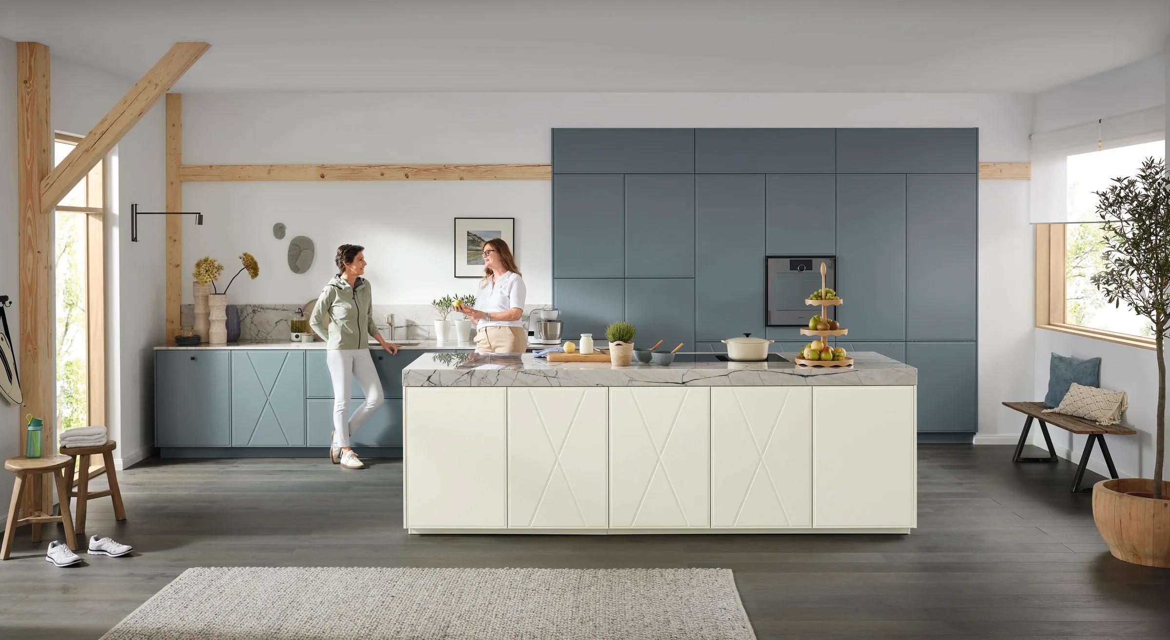 Ballerina Villa S Cross Elements S eilandkeuken in mintgroen en petrolblauw met kruispatroon fronten en marmeren werkblad