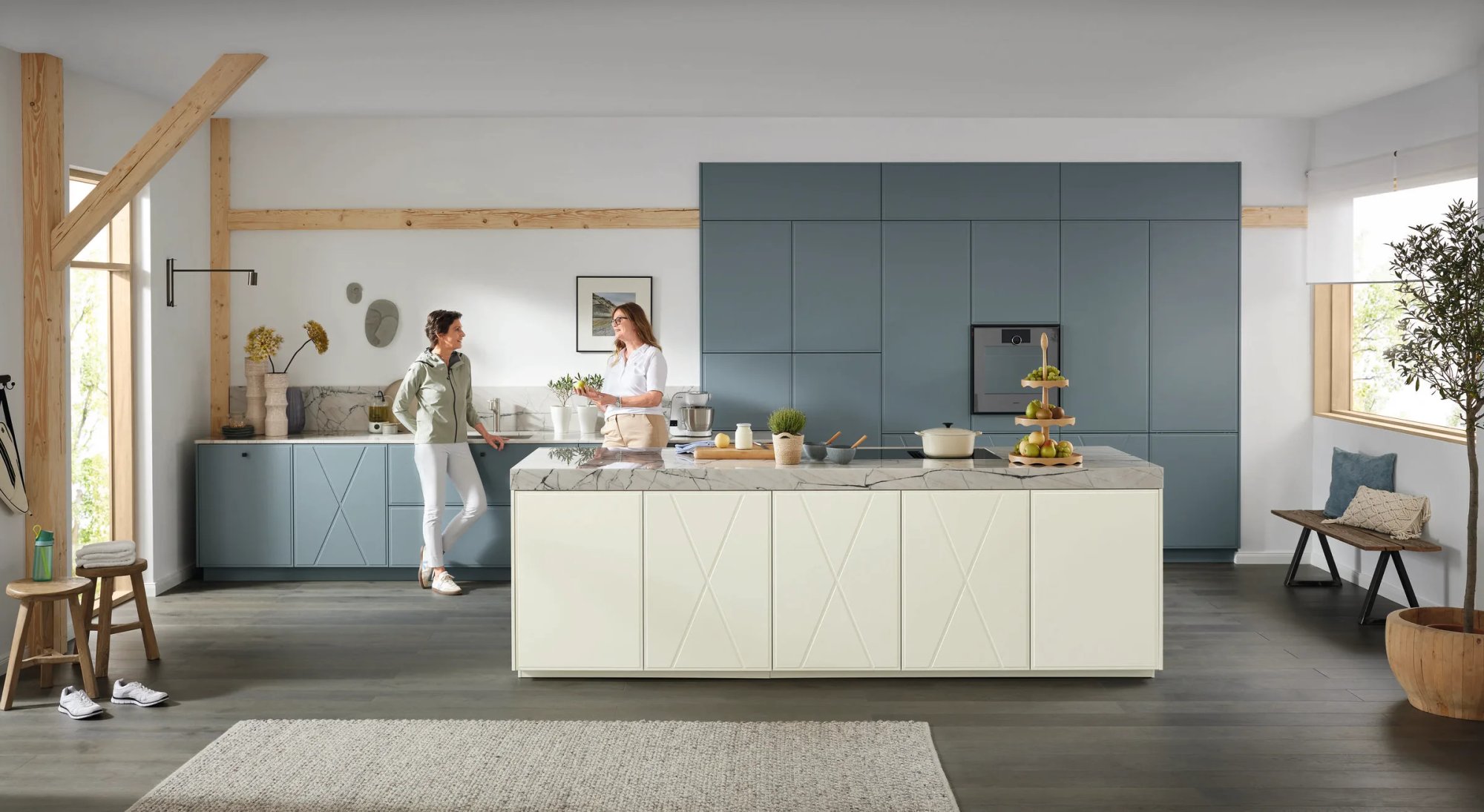 Ballerina Villa S Cross Elements S eilandkeuken in mintgroen en petrolblauw met kruispatroon fronten en marmeren werkblad