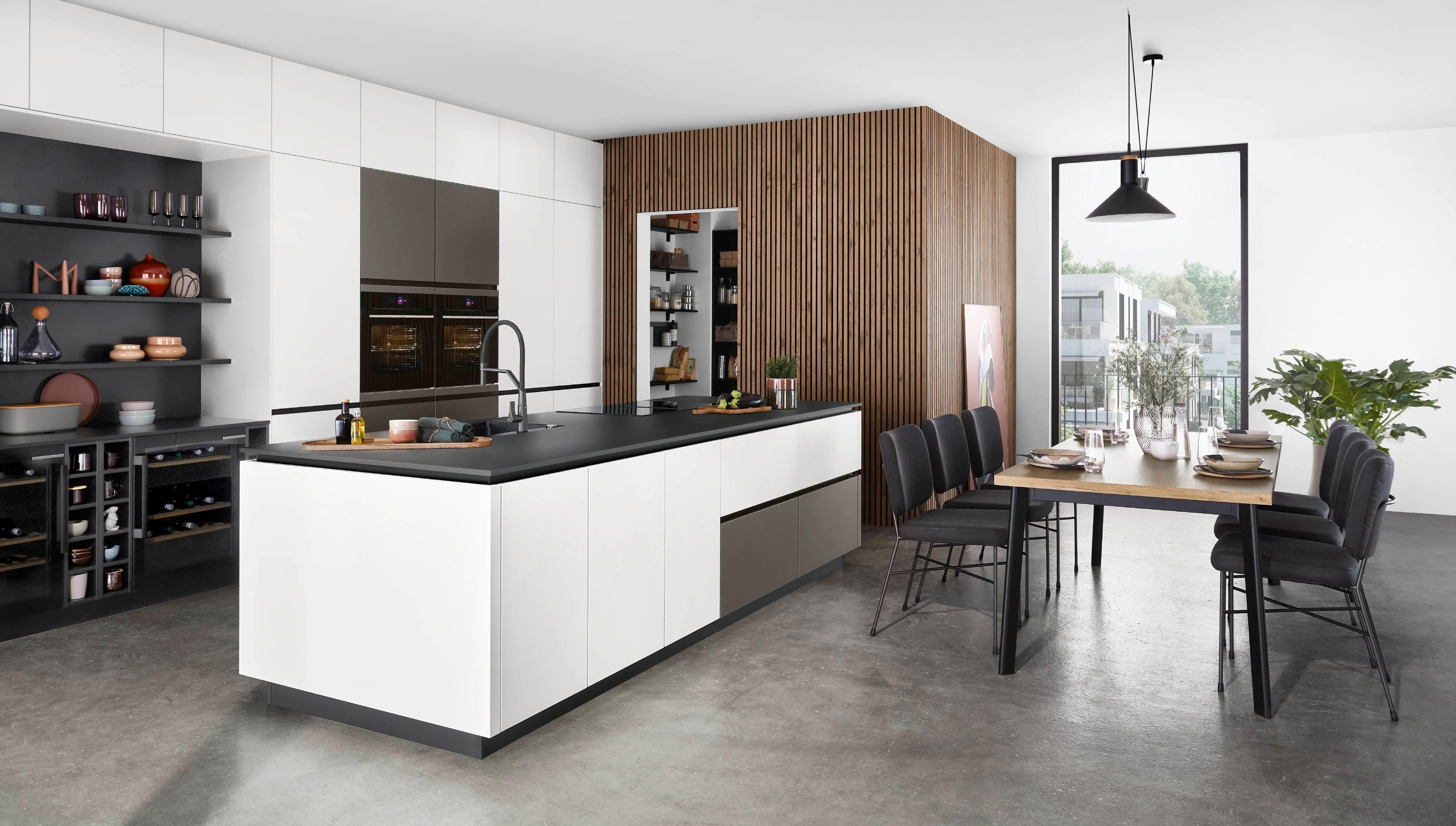 Nobilia Artis 938 designkeuken met wit eiland en houten eettafel