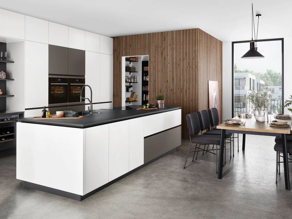 Nobilia Artis 938 designkeuken met wit eiland en houten eettafel