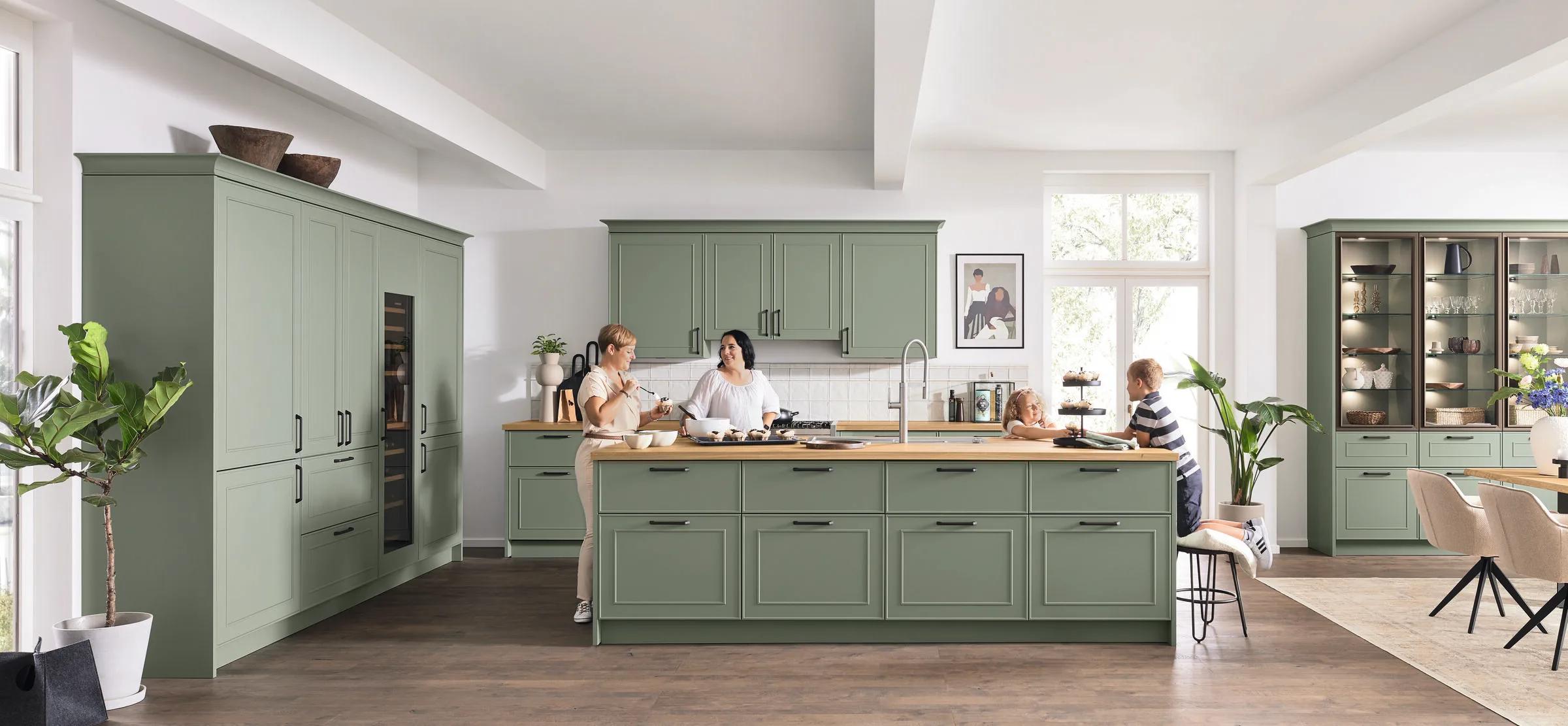 Ballerina Atlanta B 54099 Orlando B 68199 keuken met saliegroen landelijk eiland, vitrinekast en warm eiken blad