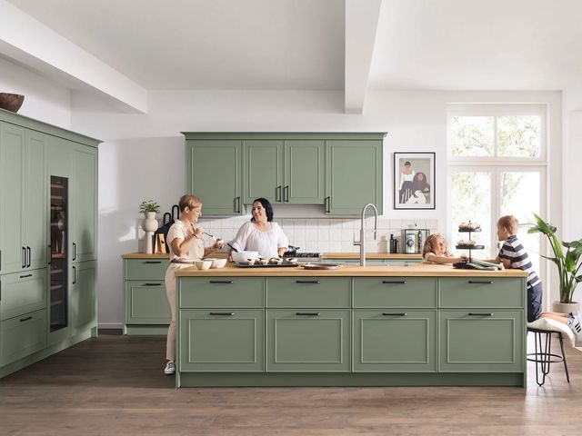 Ballerina Atlanta B 54099 Orlando B 68199 keuken met saliegroen landelijk eiland, vitrinekast en warm eiken blad