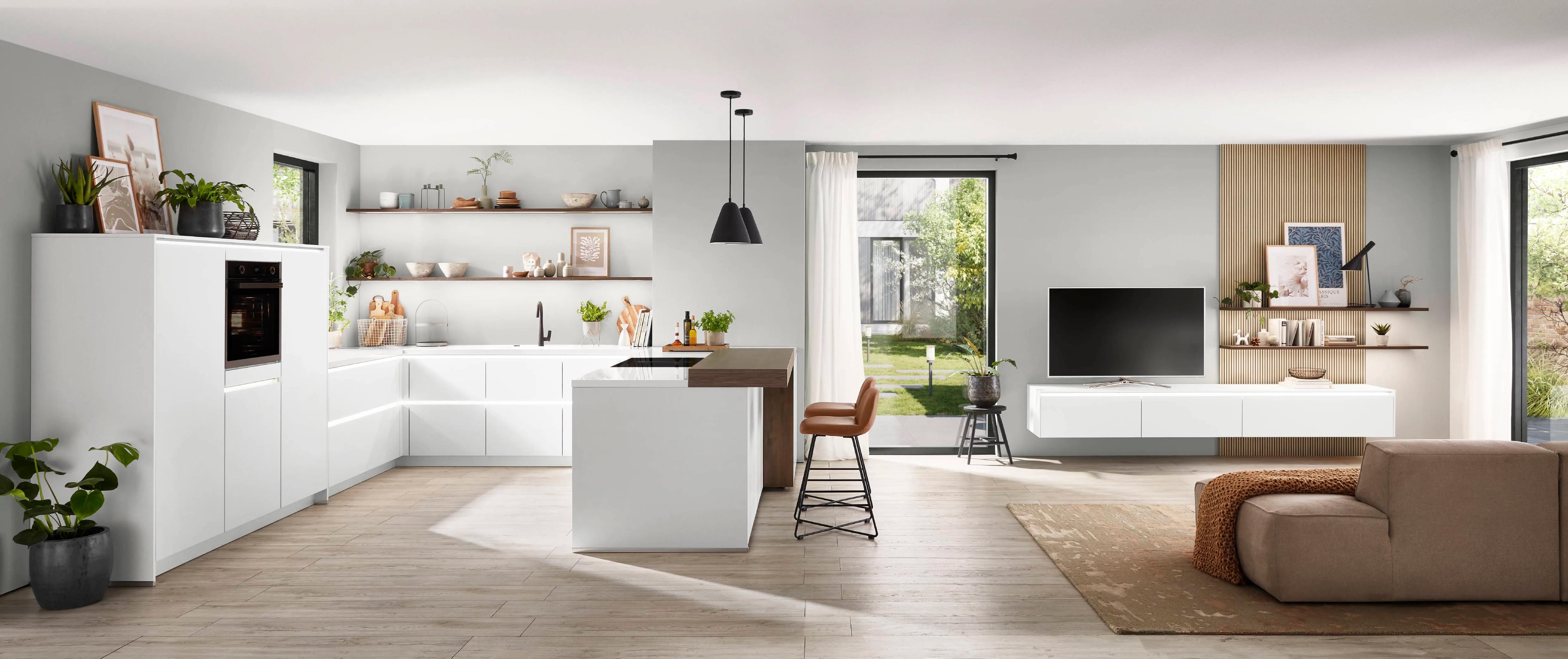 Nobilia Senso 490 open woonkeuken met wit greeploos eiland en walnouten bartafel