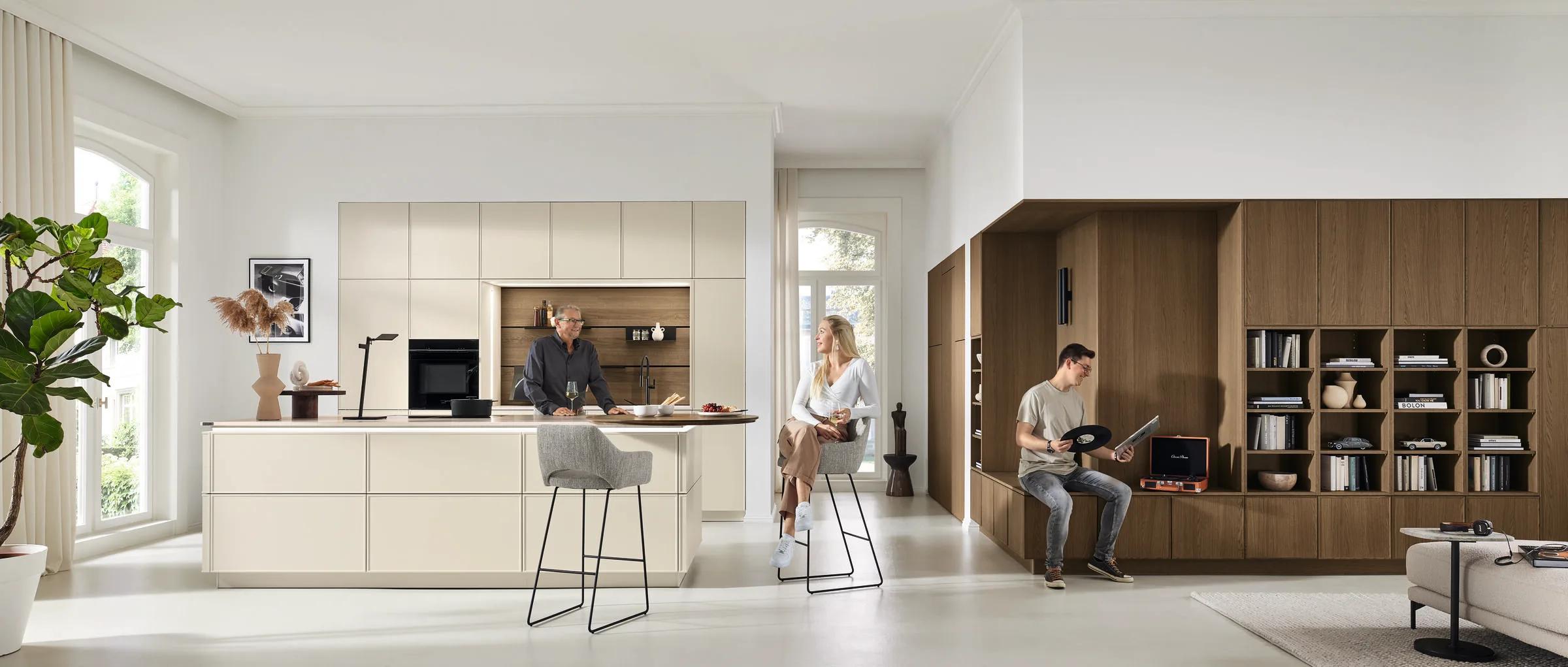 Ballerina Atlanta B 54099 Chicago 7811 greeploze keuken in cashmierbeige met walnoot woonwand