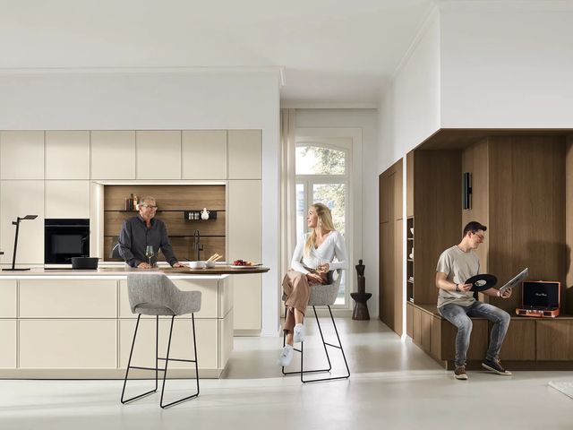 Ballerina Atlanta B 54099 Chicago 7811 greeploze keuken in cashmierbeige met walnoot woonwand