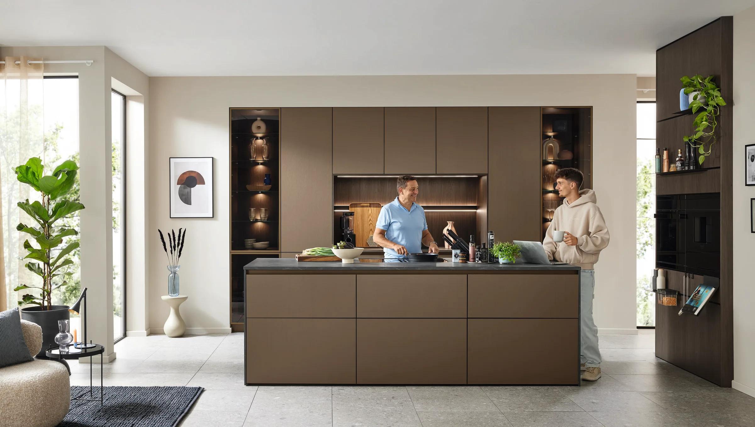 Ballerina Kano 2006 greeploze eilandkeuken in warm taupe met donker aanrechtblad en vitrinekast