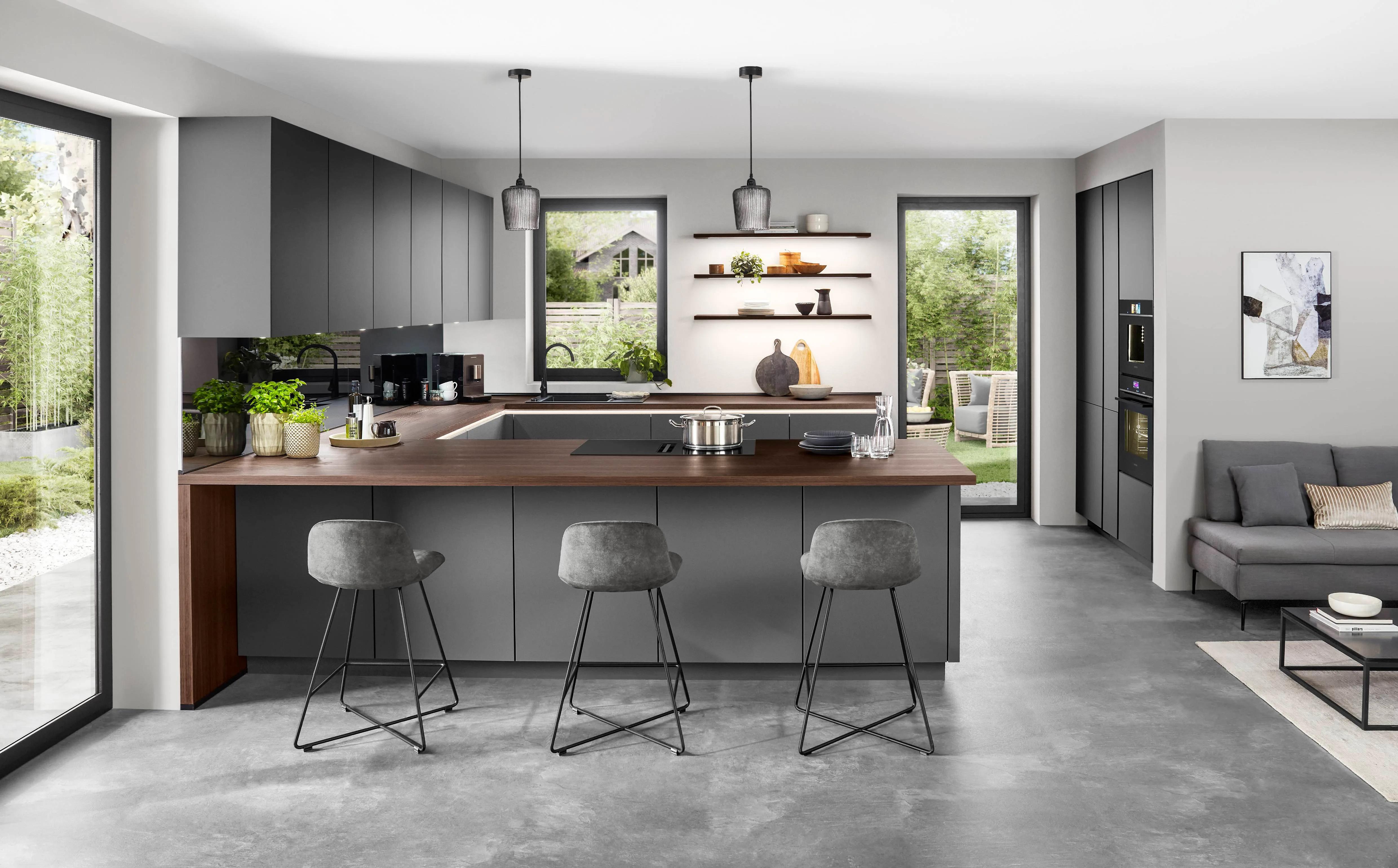 Nobilia Senso 491 eilandkeuken in antraciet met warm walnoot werkblad en drie grijze barkrukken