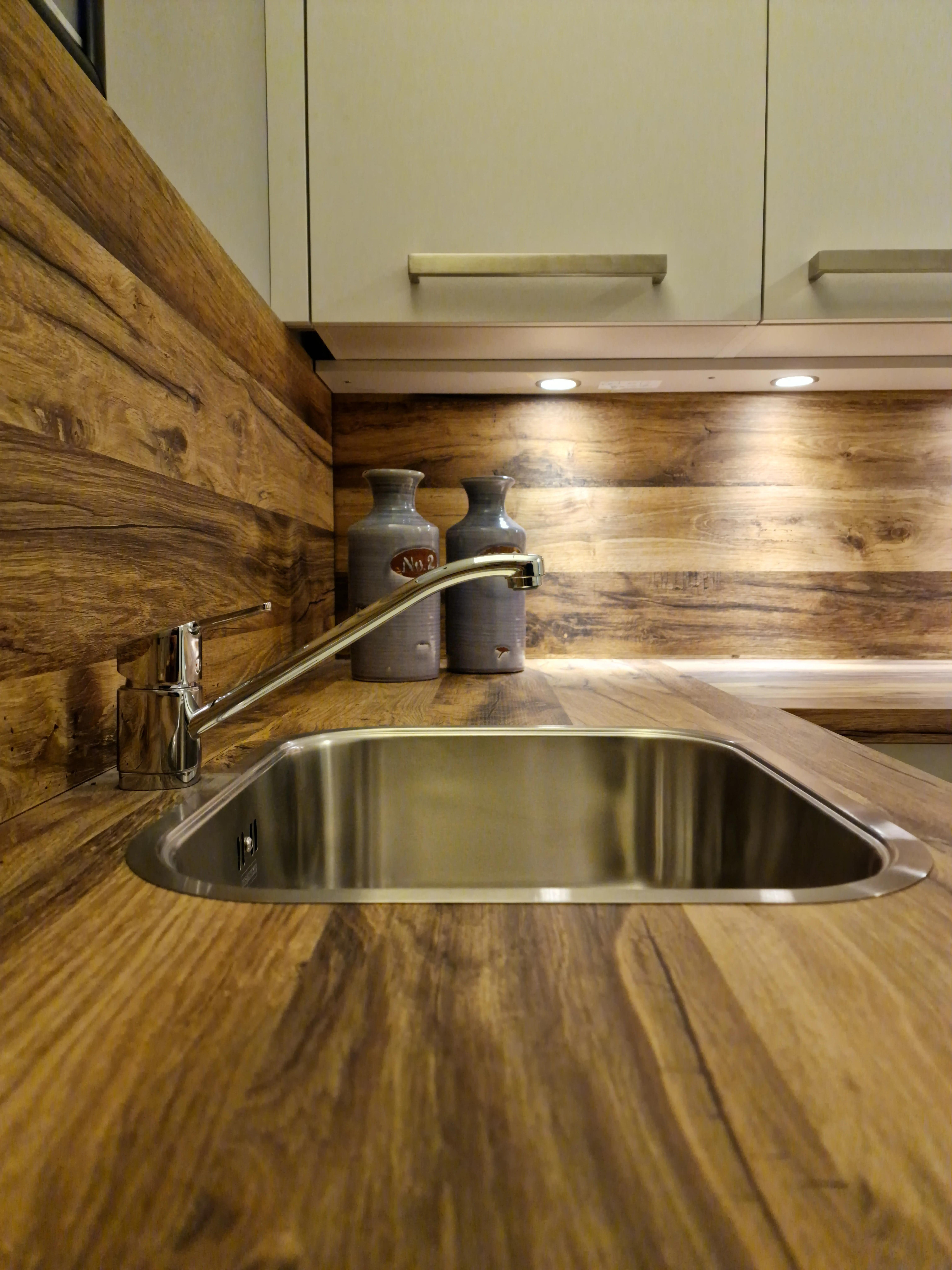 Mooie bijkeuken inclusief wasmachine en droger van Samsung ()