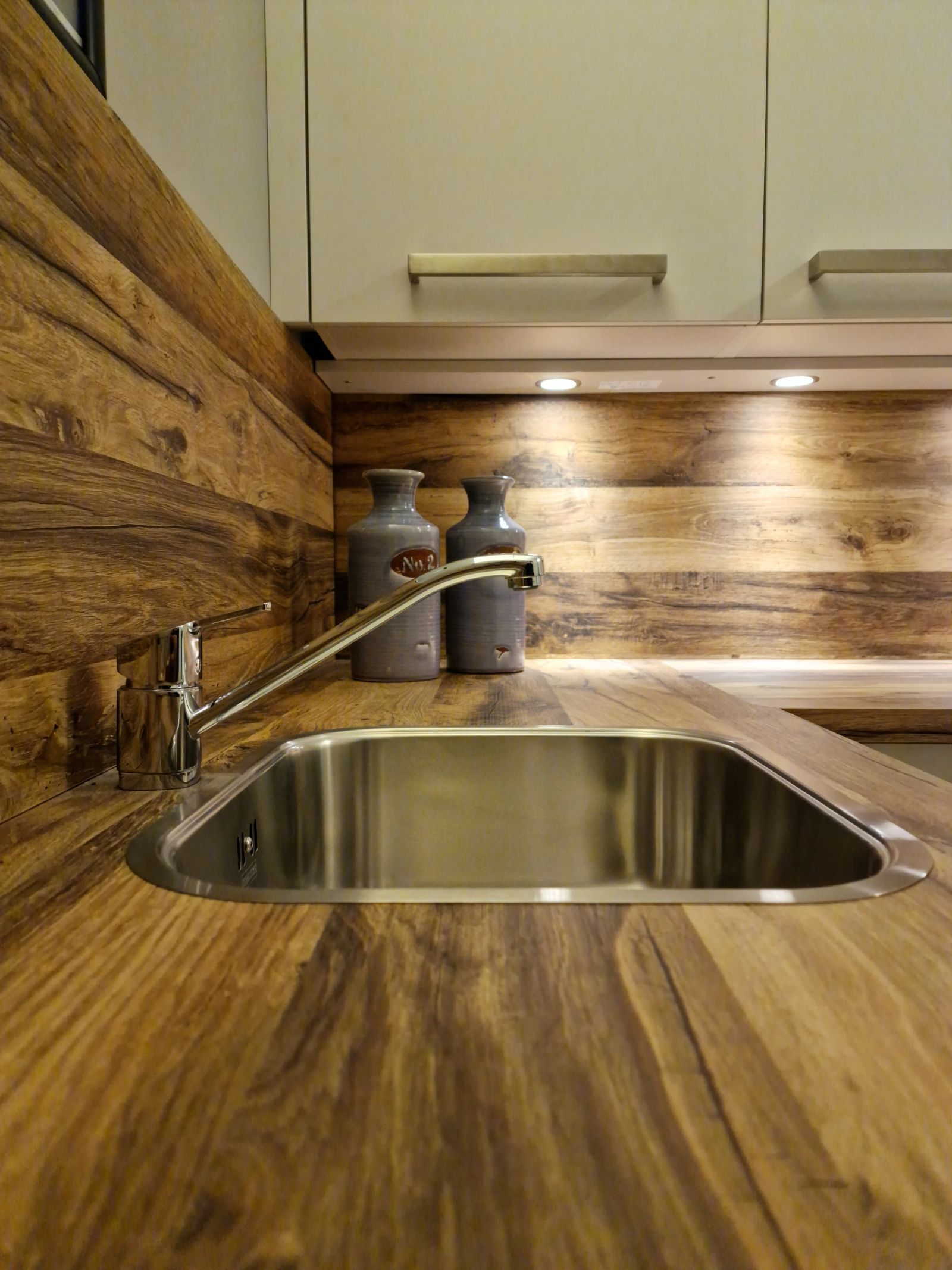 Mooie bijkeuken inclusief wasmachine en droger van Samsung
