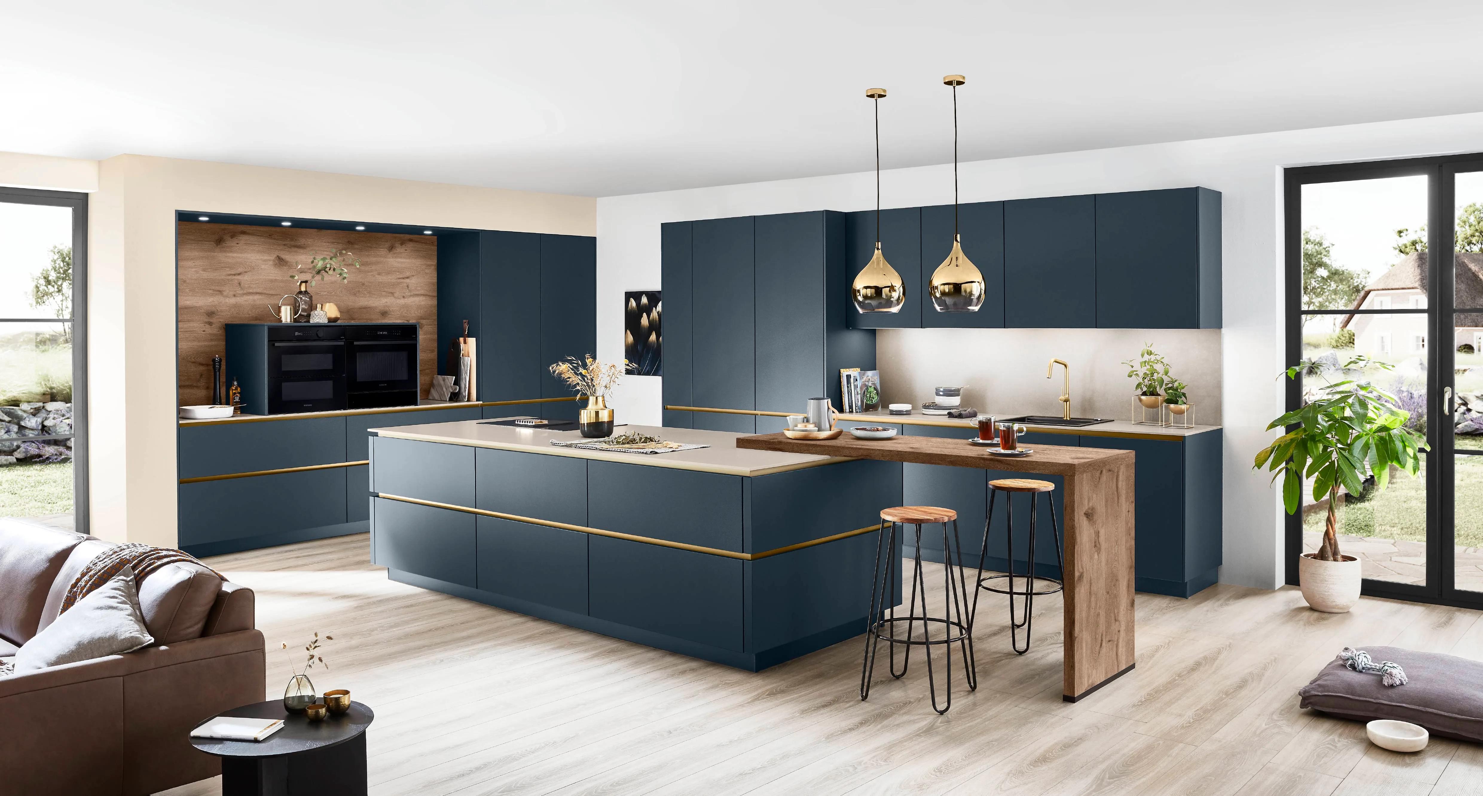 Nobilia Easytouch 966 greeploze eilandkeuken in diep marineblauw met gouden accenten en eiken bargedeelte